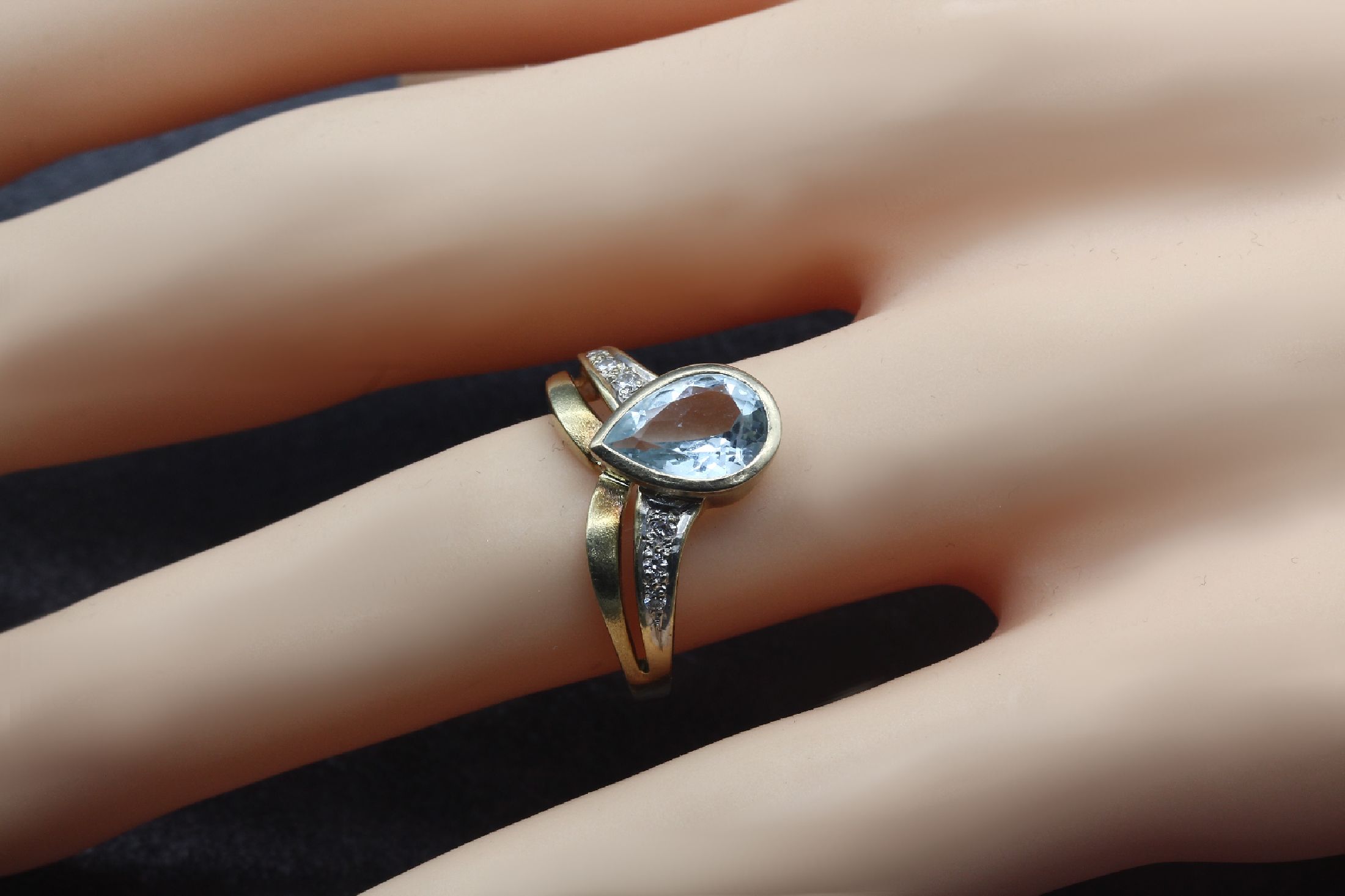 Detail a: 14 kt Gold Aquamarin-Brillant-Schmuckset, GG/WG 585/000, best. aus: Collier, Ring und 2 Paar Ohrgehänge, 6 Aquamarin-Tropfen zus. ca. 8.40 ct, 16 ...