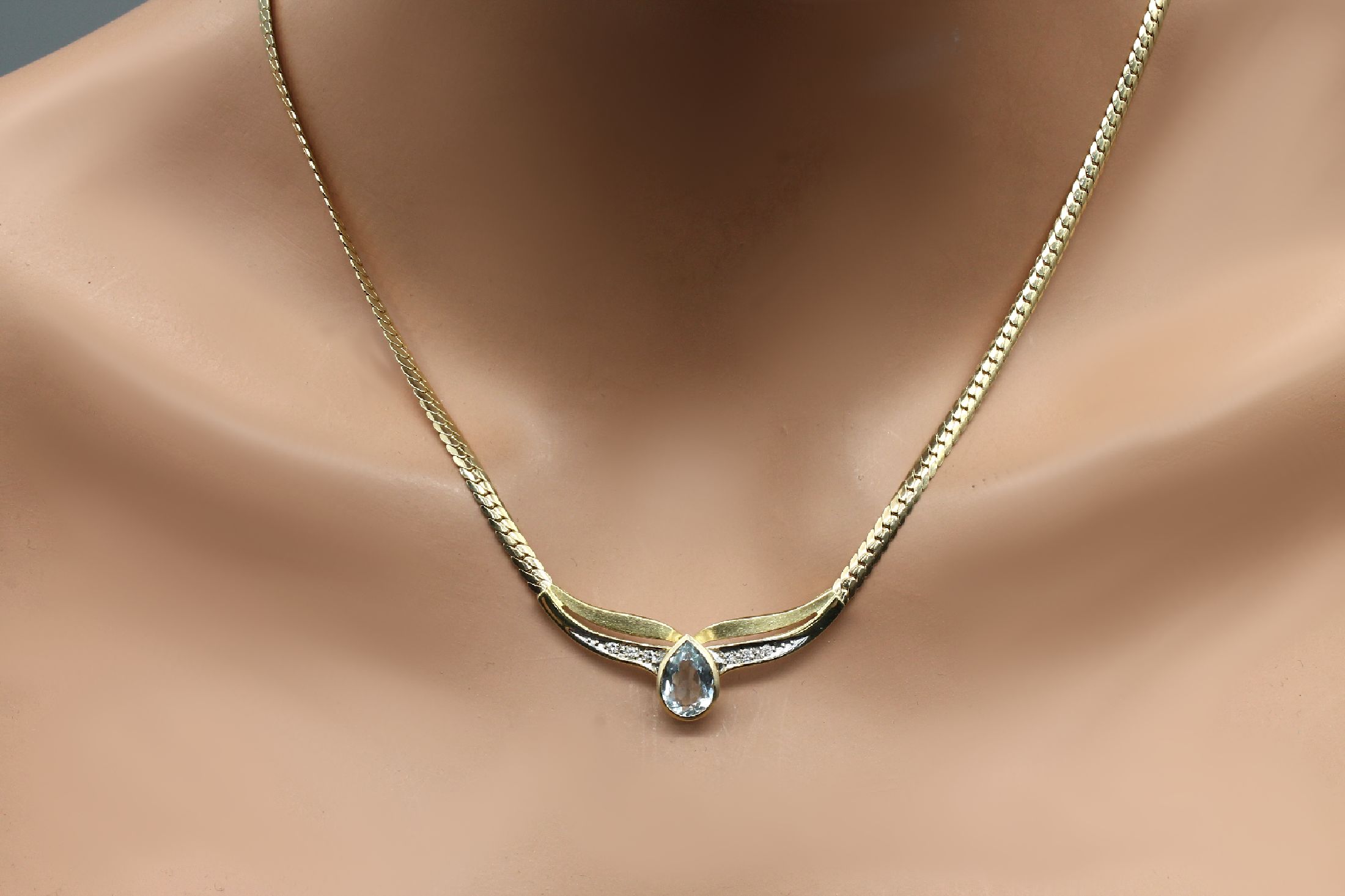 Detail c: 14 kt Gold Aquamarin-Brillant-Schmuckset, GG/WG 585/000, best. aus: Collier, Ring und 2 Paar Ohrgehänge, 6 Aquamarin-Tropfen zus. ca. 8.40 ct, 16 ...