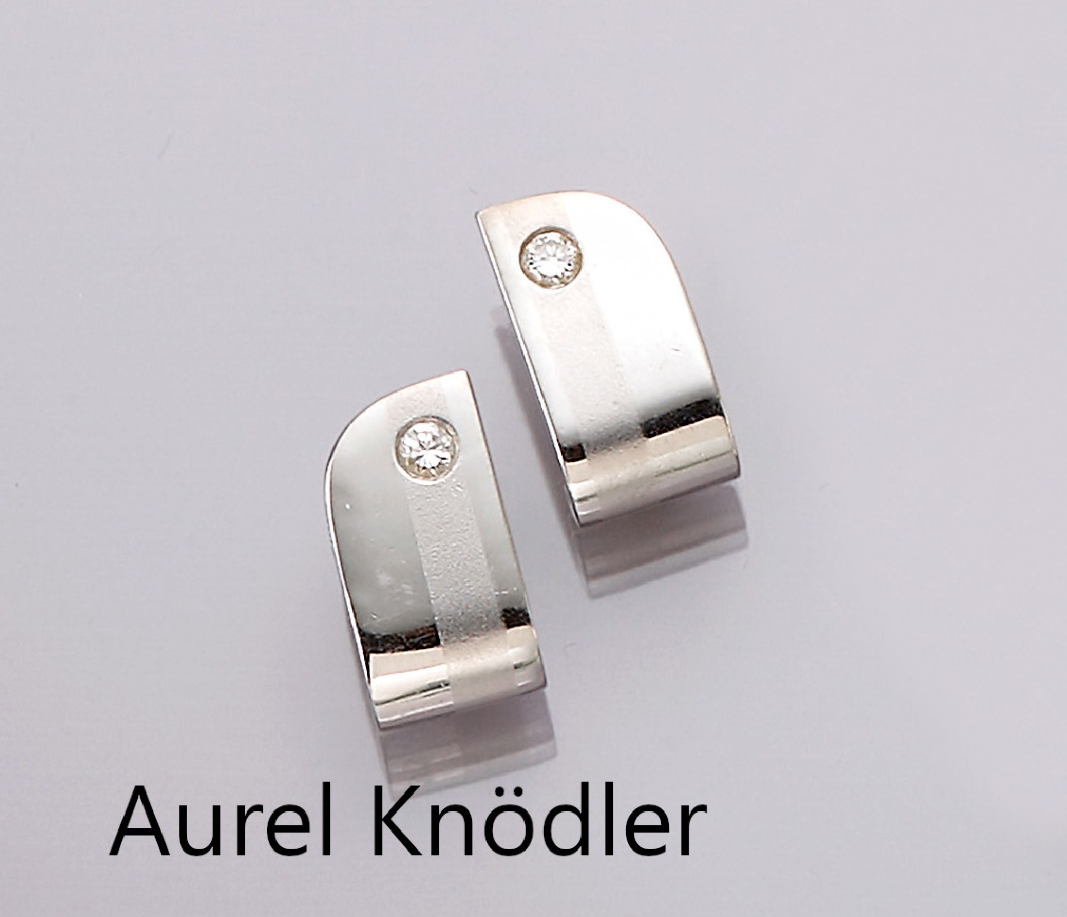 Paar 18 kt Gold Brillant-Ohrclips, WG 750/000, z.T. seidenmattiert, 2 Brillanten zus. ca. 0,20 ct Weiß/si, total ca. 12,9 g, Meistermarke Aurel ...