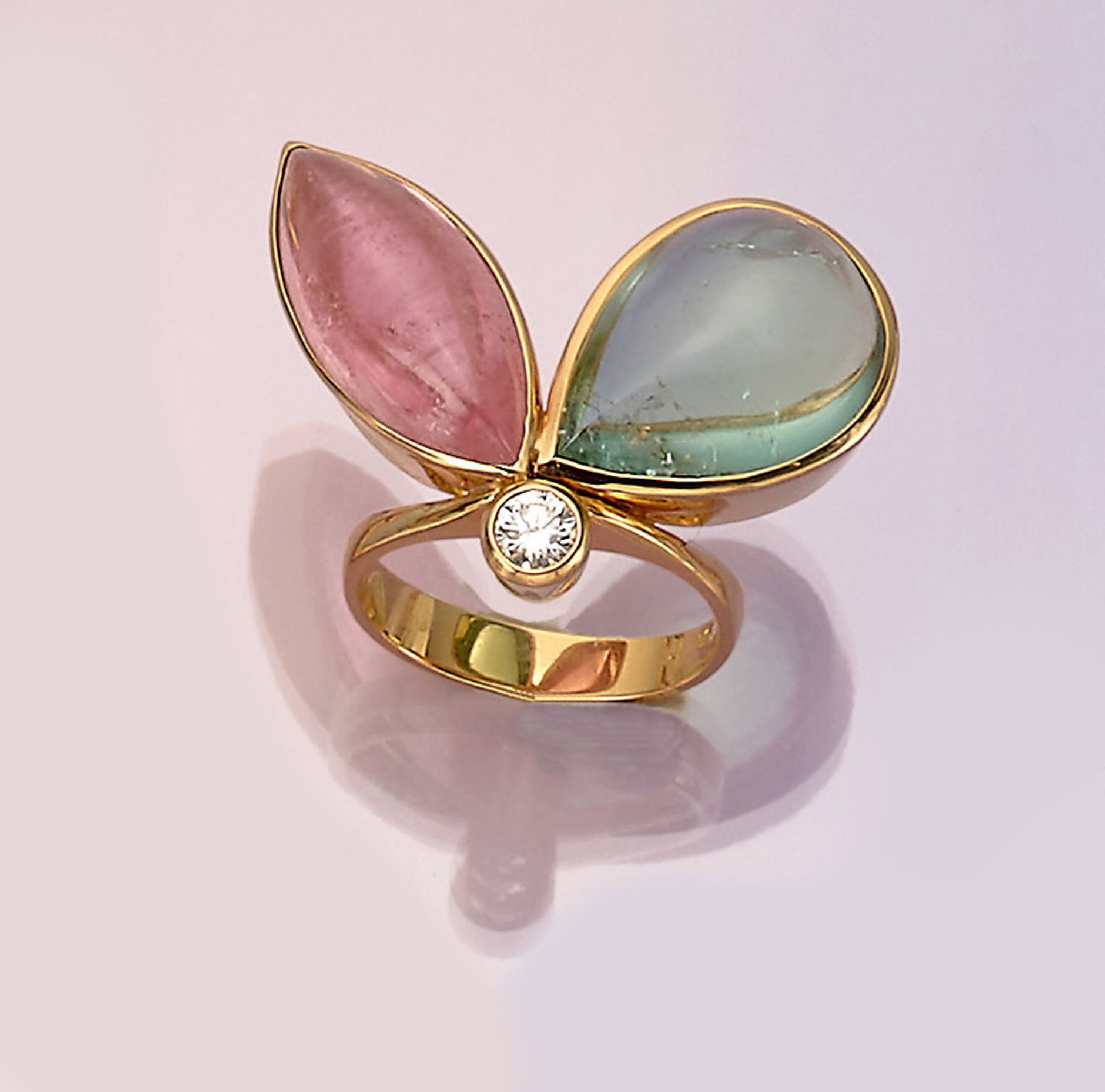 18 kt Gold Brillant-Turmalin-Designerring, GG 750/000, grüner Turmalin-Tropfen- und pinkfarb. Turmalin-Navette- Cabochon zus. ca. 23,33 ct, ...