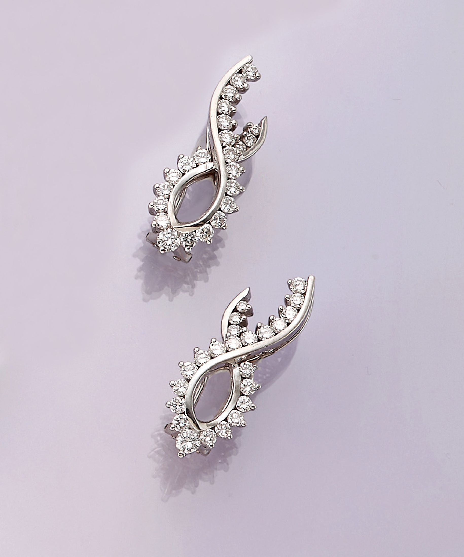 Paar 18 kt Gold Brillant-Ohrclips, WG 750/000, 46 Brillanten zus. ca. 2,48 ct Weiß/si, total ca. 11,4 g