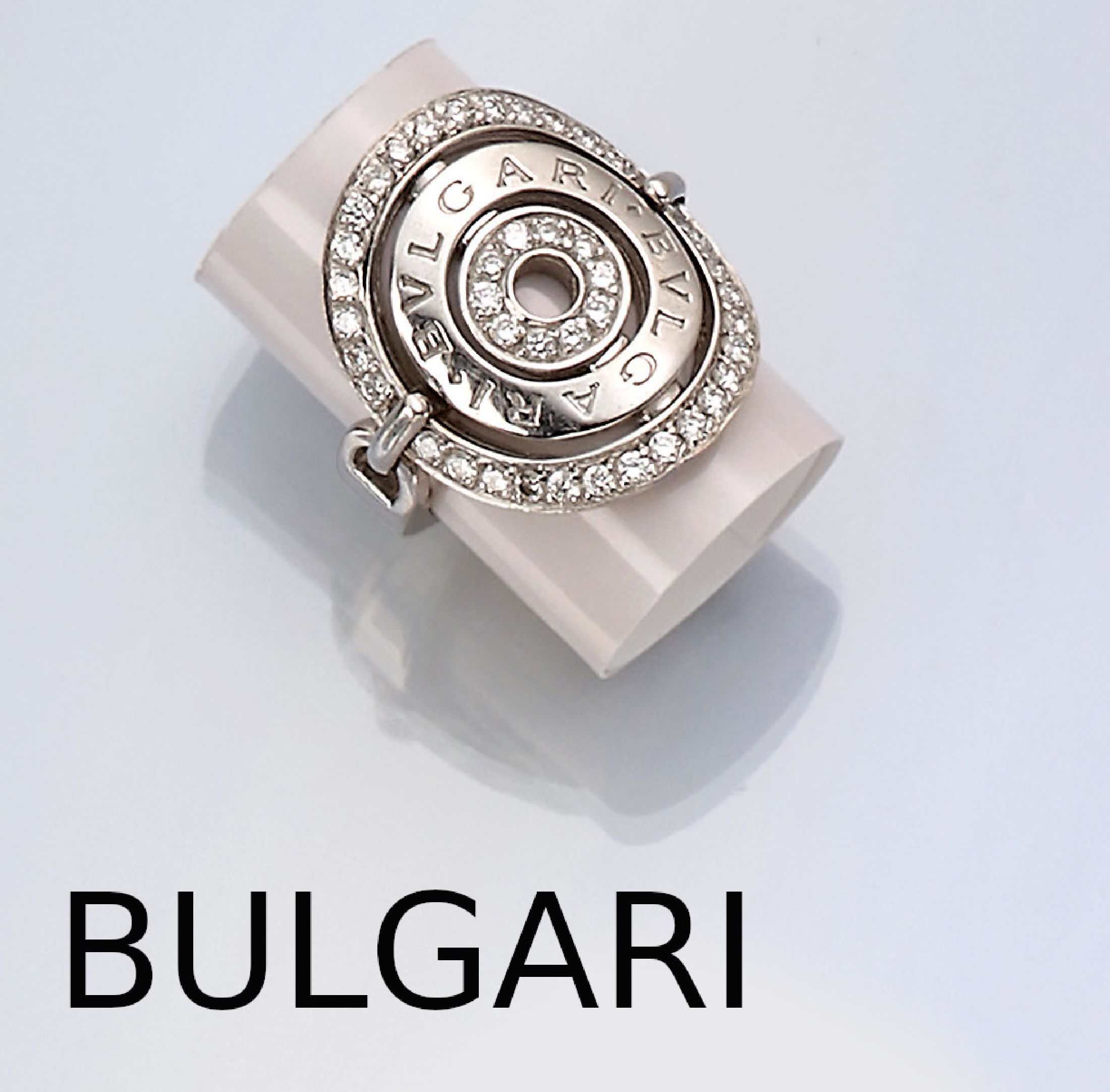 18 kt Gold BULGARI Brillant-Ring, WG 750/000, rund-ovaler 3-reihiger Ringkopf, 2 Kreise mit Brillanten zus. ca. 0,34 ct feines Weiß- Weiß/vs-si, 1 ...