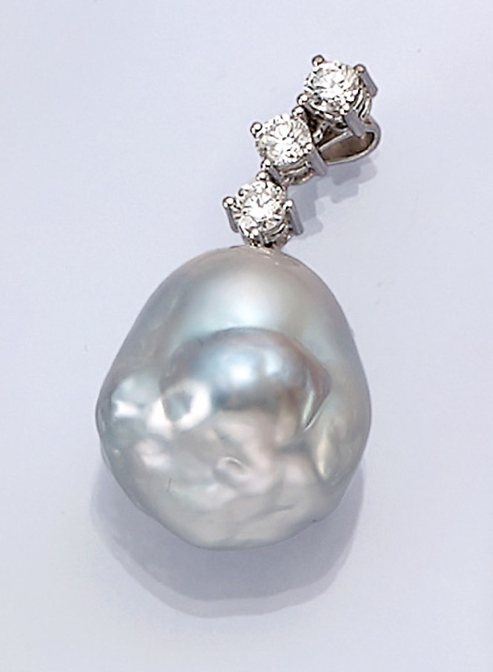 18 kt Gold Brillant-Perl-Anhänger, WG 750/000, barocke silbergraue Tahitizuchtperle,D. ca. 15 - 15 mm, 3 Brillanten zus. ca. 0,40 ct (grav.) ...