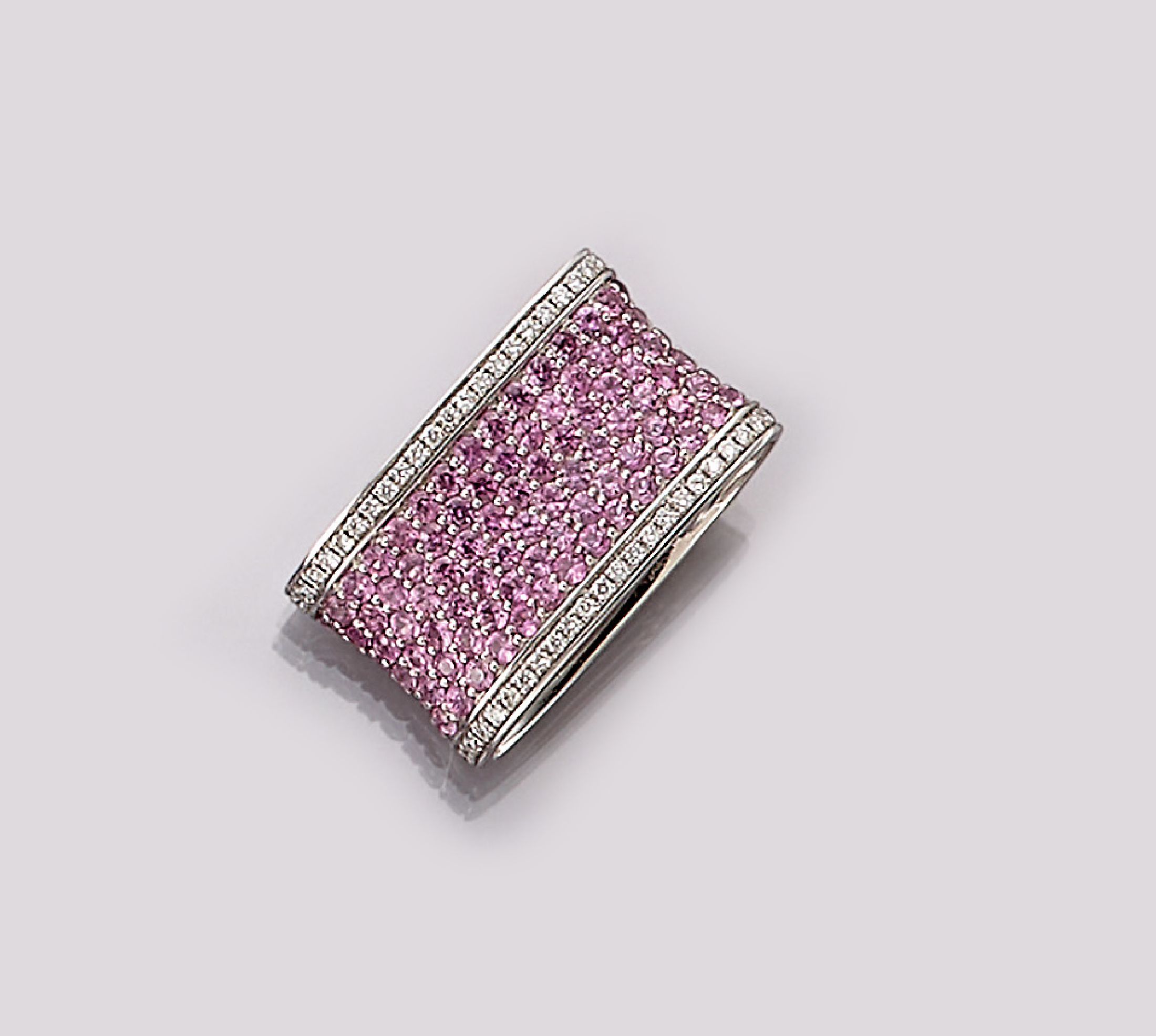 18 kt Gold Saphir-Brillant-Anhänger, WG 750/000, 84 rundfacett. Pinksaphire zus. ca. 1.86 ct, 44 Brillanten zus. ca. 0.19 ct Weiß/si, ca. 2.3 x ...