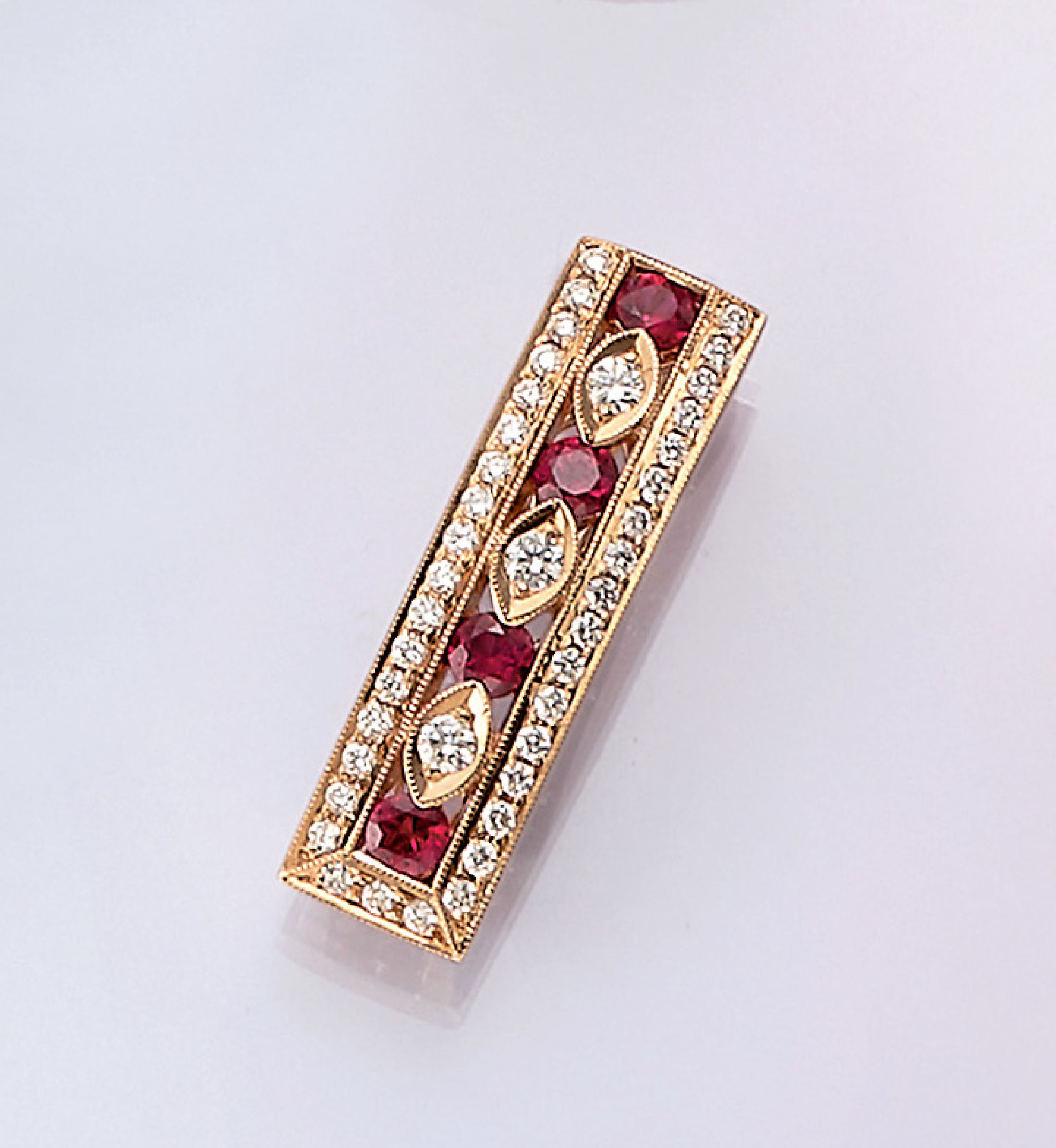 18 kt Gold Rubin-Brillant-Anhänger, GG 750/000, 4 ovalfacett. Rubine von leuchtender Farbe zus. ca. 0,84 ct, 40 Brillanten zus. ca.0,57 ct ...