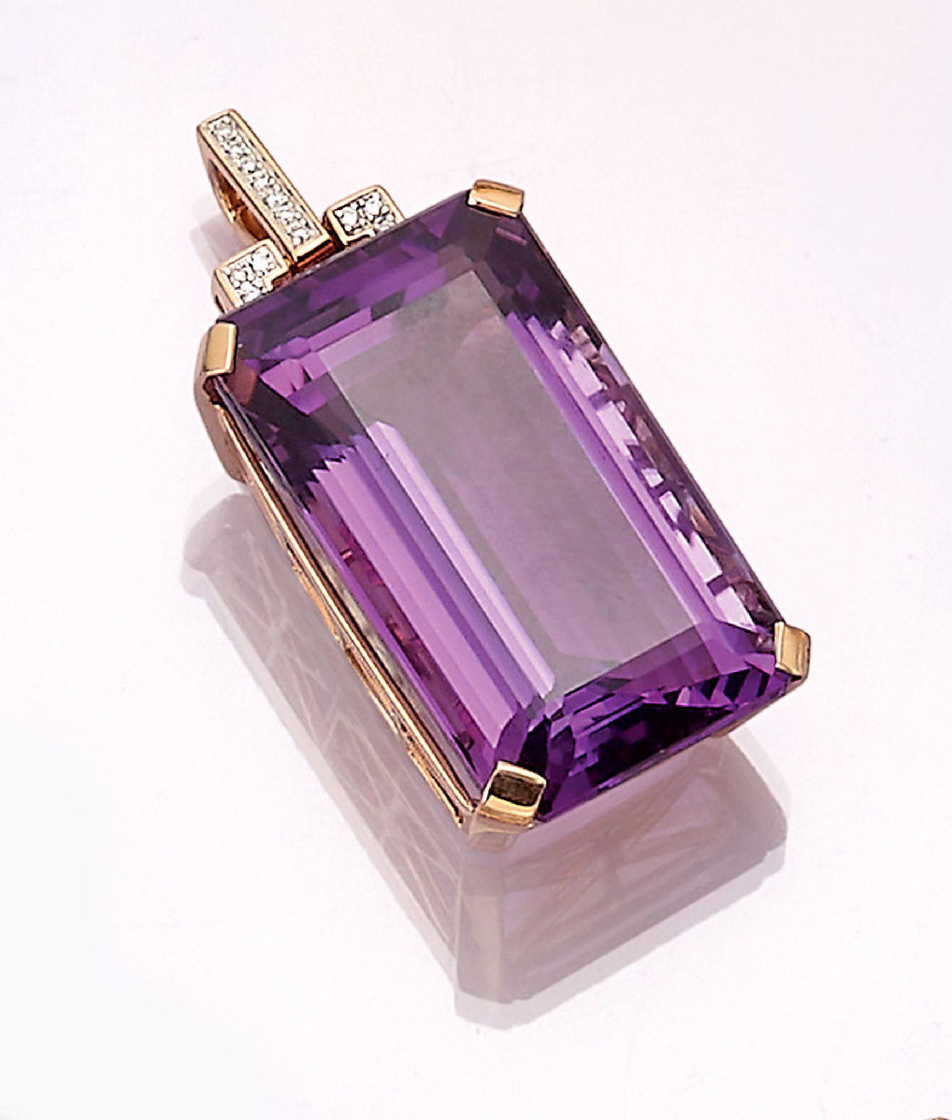18 kt Gold Amethyst-Brillant-Anhänger, RoseG 750/000, Amethyst im Treppenschliff ca. 50,00 ct, schöne intensive Farbe, 15 Brillanten zus. ca. 0.15 ...