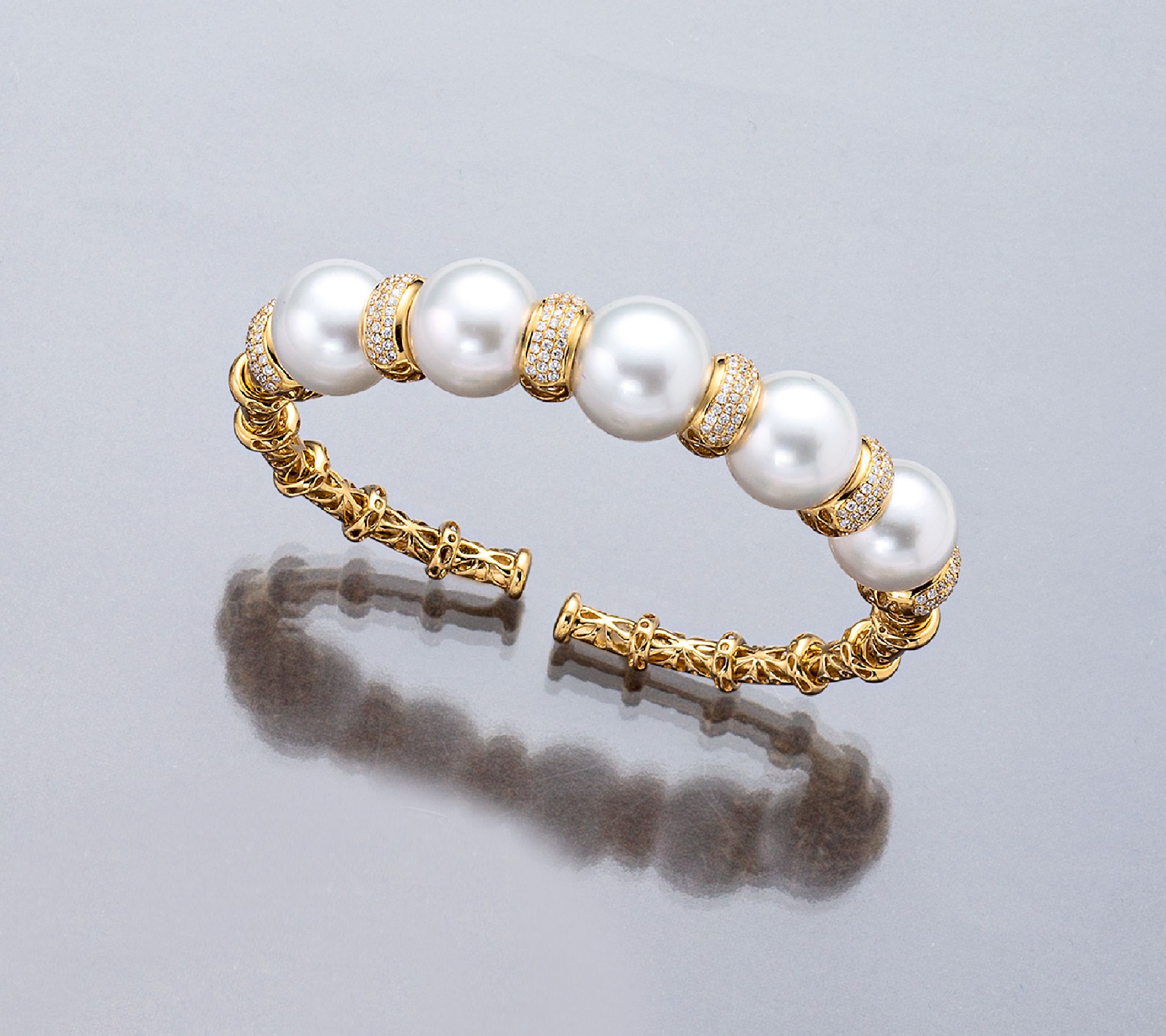 18 kt Gold Perl-Brillant-Armspange, GG 750/000, 5 Südseezuchtperlen, D. ca. 12.0 - 12.9 mm, 185 Brillanten zus. ca. 1.20 ct Weiß/si-p, D. ca. 6.5 ...