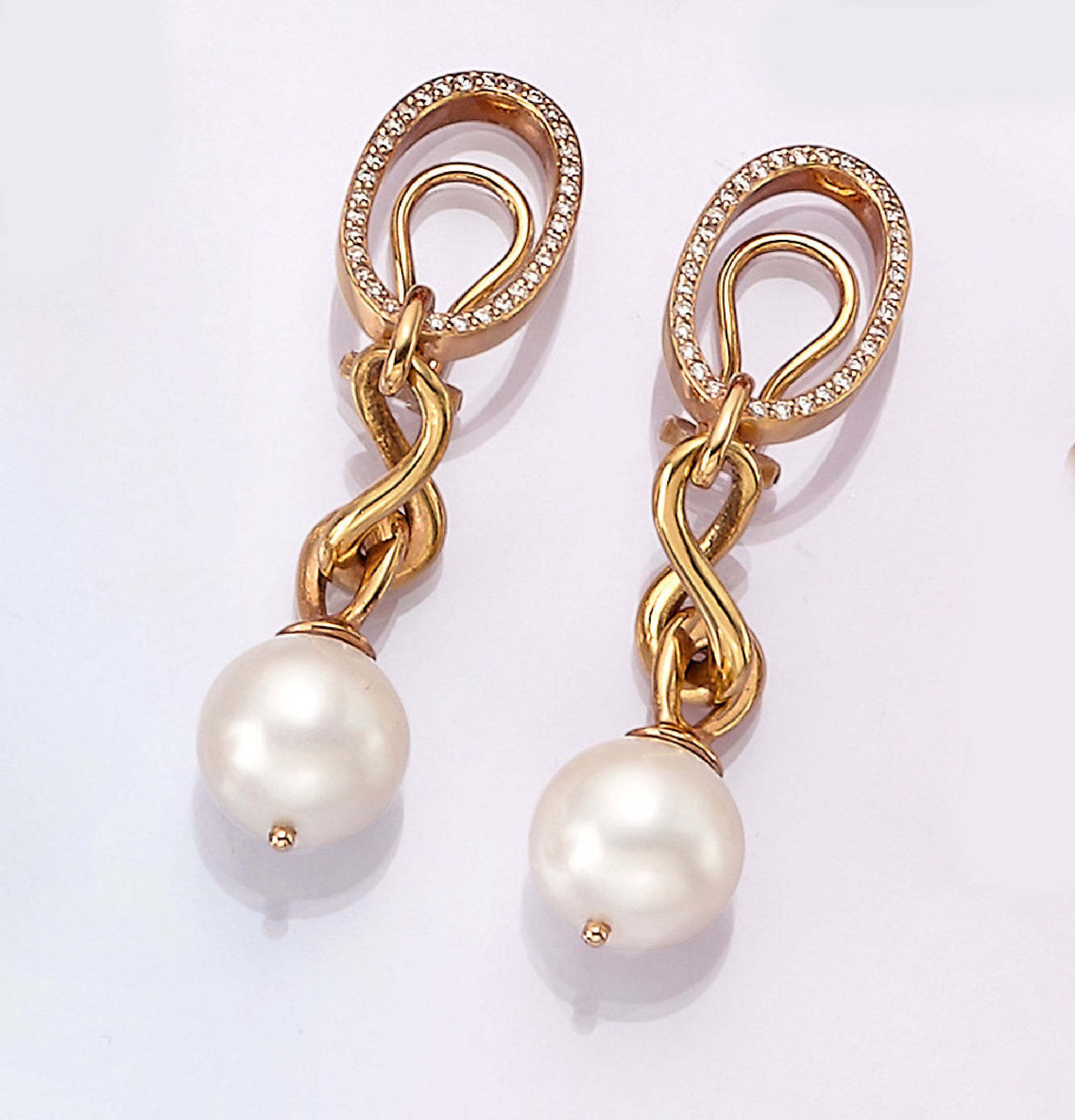 Paar 18 kt Gold Zuchtperl-Brillant-Ohrclips, GG 750/000, 2 bewegliche Perlen, D. 11.7 mm, Brillanten zus. ca. 0.38 ct Weiß/si, total ca. 18.6 g, L ...