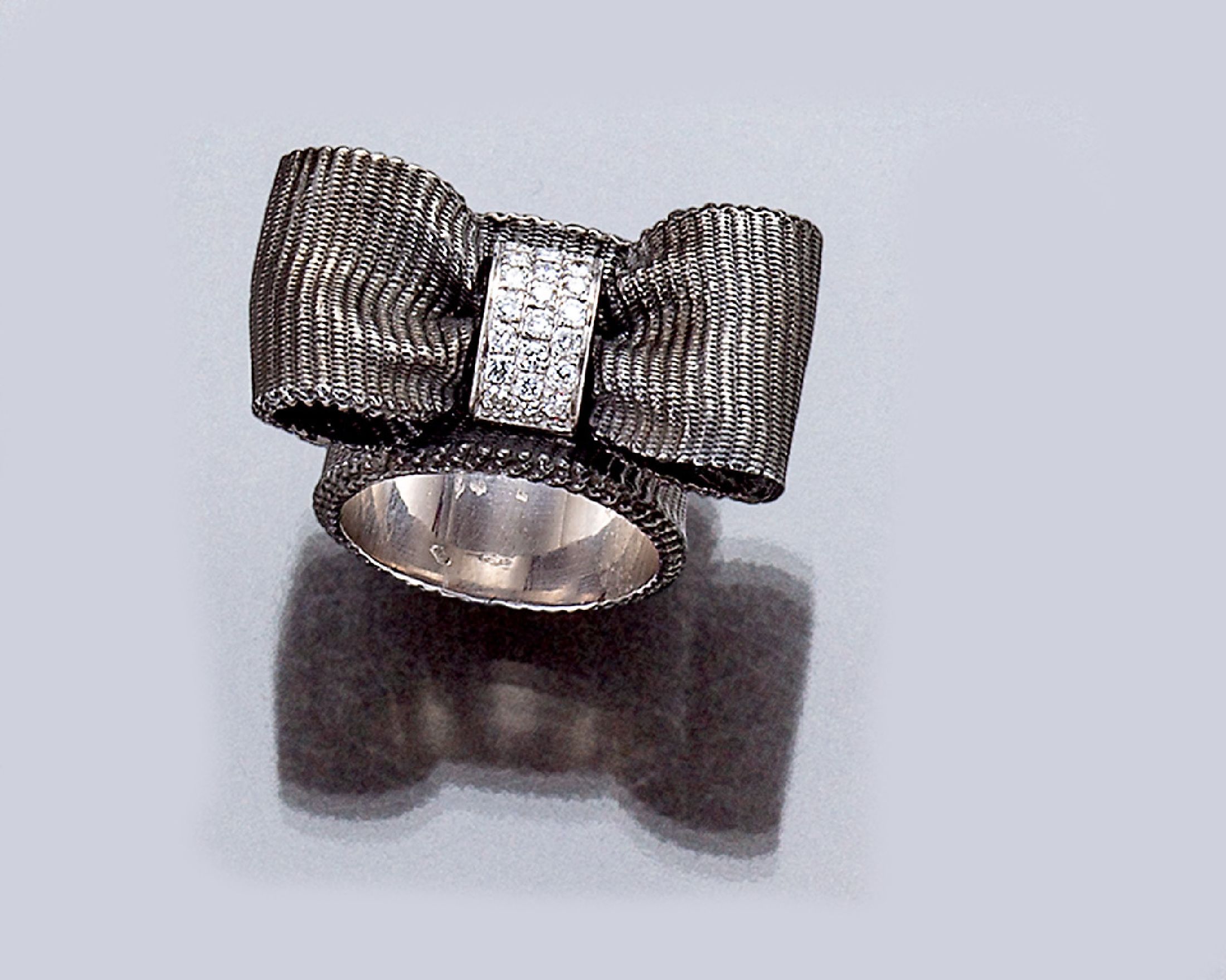 Ausgefallener 18 kt Gold Brillant-Ring, "Schleife", WG 750/000 geschw. und strukt.,Brillanten zus. ca. 0,36 ct Weiß/si, total ca.28,6 g, ...