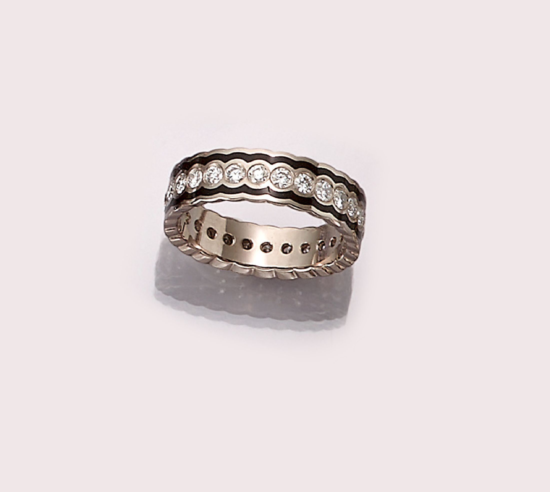 18 kt Gold Email-Brillant-Ring, GG 750/000,Rand schwarz emailliert, umlaufend mit Brillanten zus. ca. 0,80 ct Weiß/si, ca. 6,1 g, RW 54