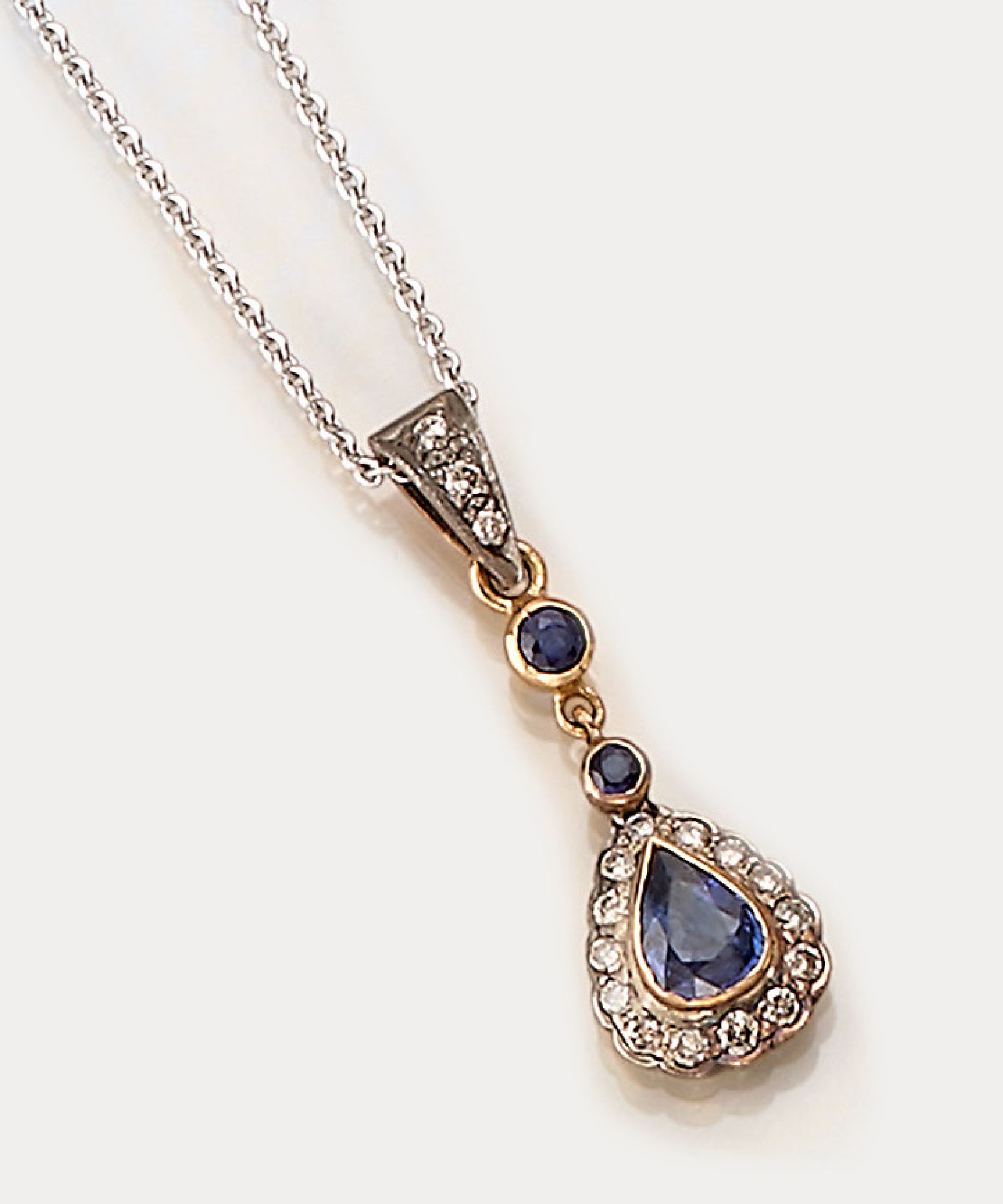 Saphir-Brillant-Anhänger, GG 750/000 und Silber, 2 rundfacett. Saphire und 1 Saphir-Tropfen zus. ca. 0,90 ct, Brillanten zus. ca. 0,28 ct Braun/si, ...