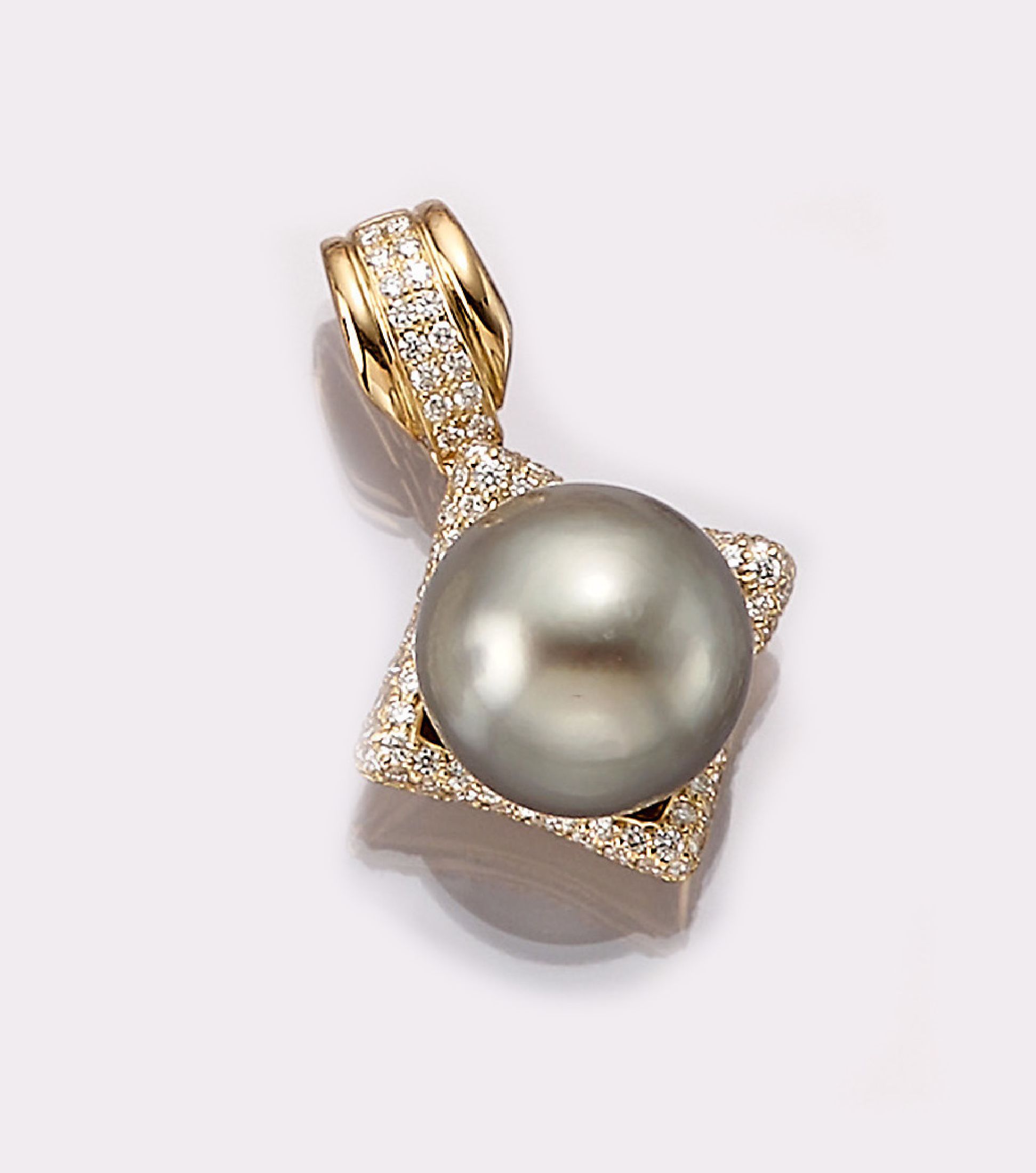 18 kt Gold Tahitizuchtperl-Brillant-Anhänger, GG 750/000, hellgraue Perle, D. ca. 16 mm, mit sehr schönem Lüster, Clipöse und Anhänger bes. mit ...