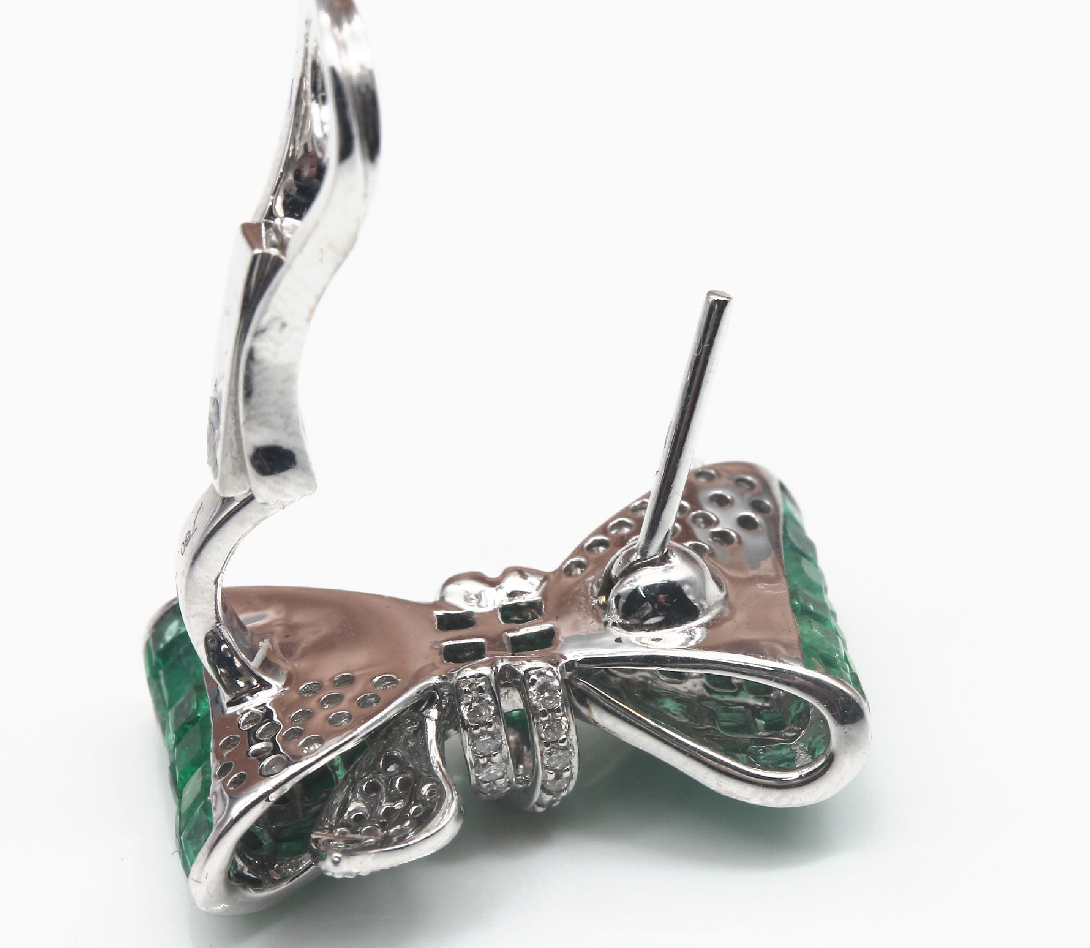 Detail b: Paar 18 kt Gold Smaragd-Brillant-Ohrclips, "Schleife", WG 750/000, bes. im Invisible- Setting facett. Smaragden zus. ca. 10,27 ct, z.T. ...