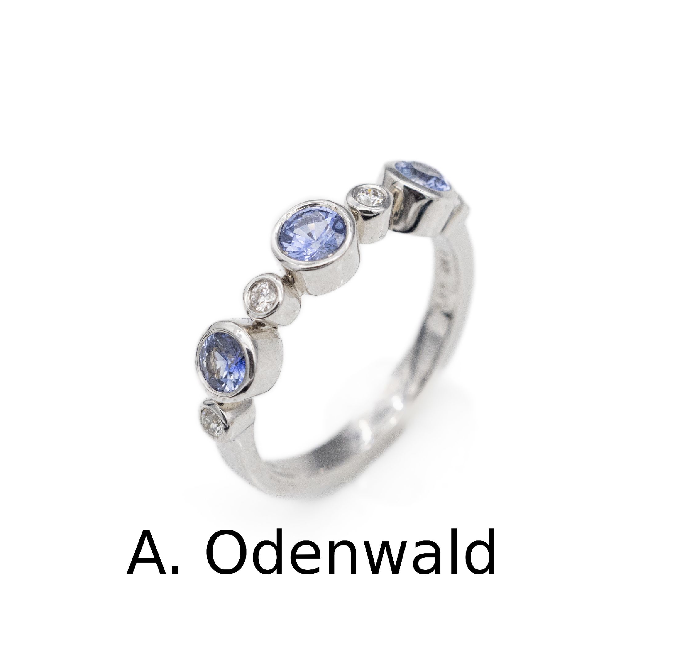 18 kt Gold Saphir-Brillant-Ring, WG 750/000, 3 rundfacett. Saphire zus. ca. 0,60 ct, 4 Brillanten zus. ca. 0,12 ct Weiß/si, RW 56, Meistermarke A. ...