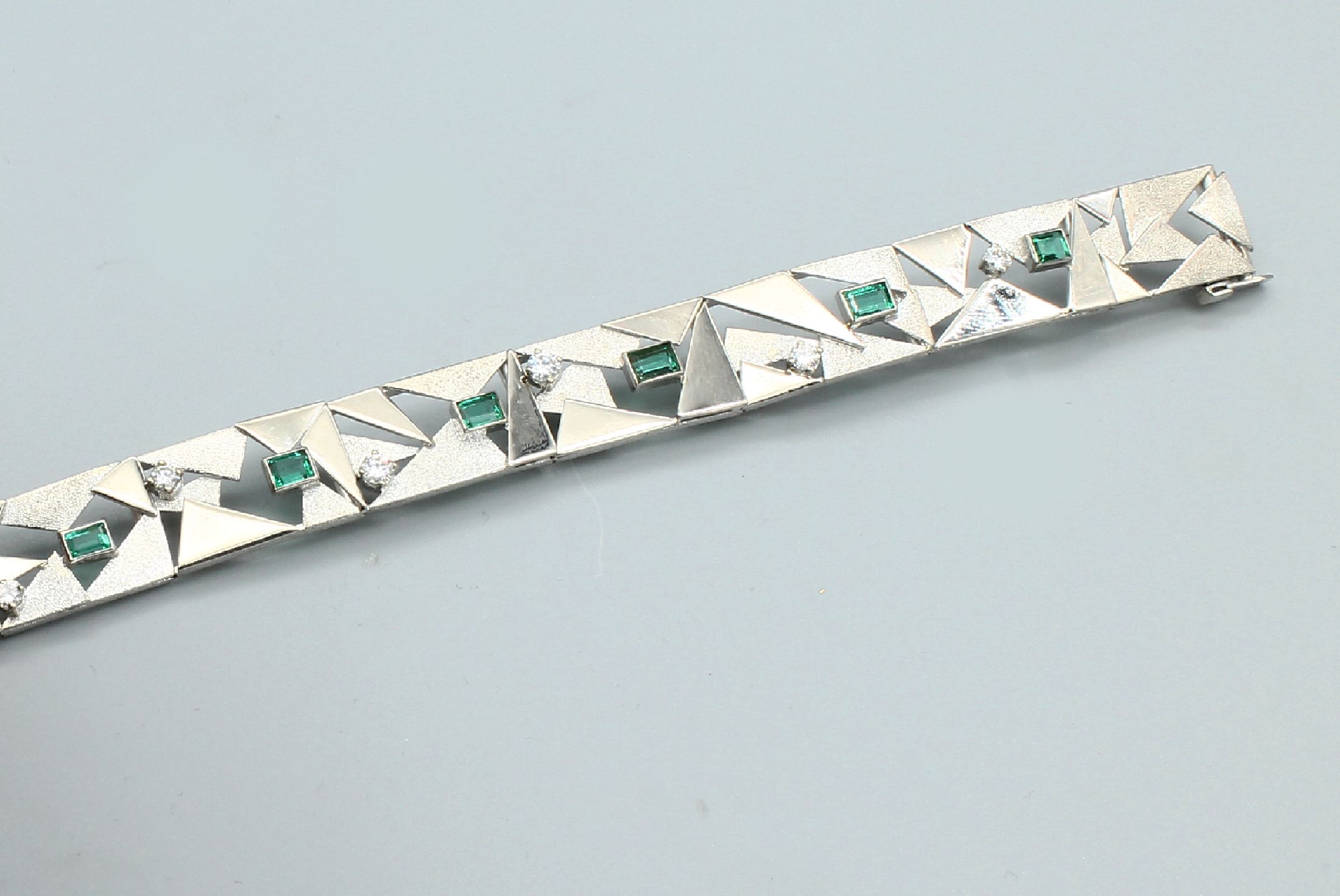 Detail a: 18 kt Gold Brillant-Smaragd-Armband, WG 750/000, 8 einzelne Glieder, abstrakt gestaltet, 6 Brillanten zus. ca. 1.00 ct Weiß/si, 6 Smaragde im ...