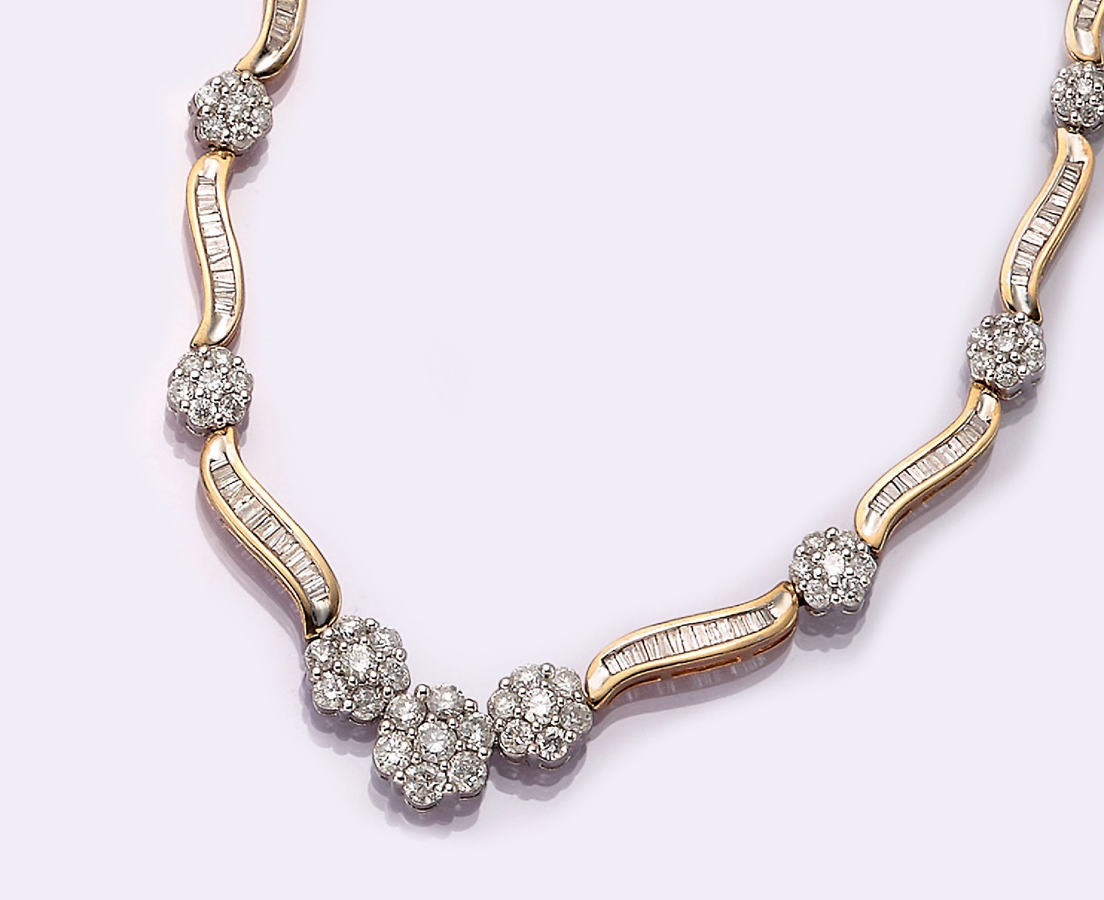 14 kt Gold Diamant-Collier, GG/WG 585/000, 98 Brillanten und 205 Diamantbaguettes zus. ca. 6.0 ct Weiß/p, L. ca. 44.5 cm, Kastenschloß mit ...