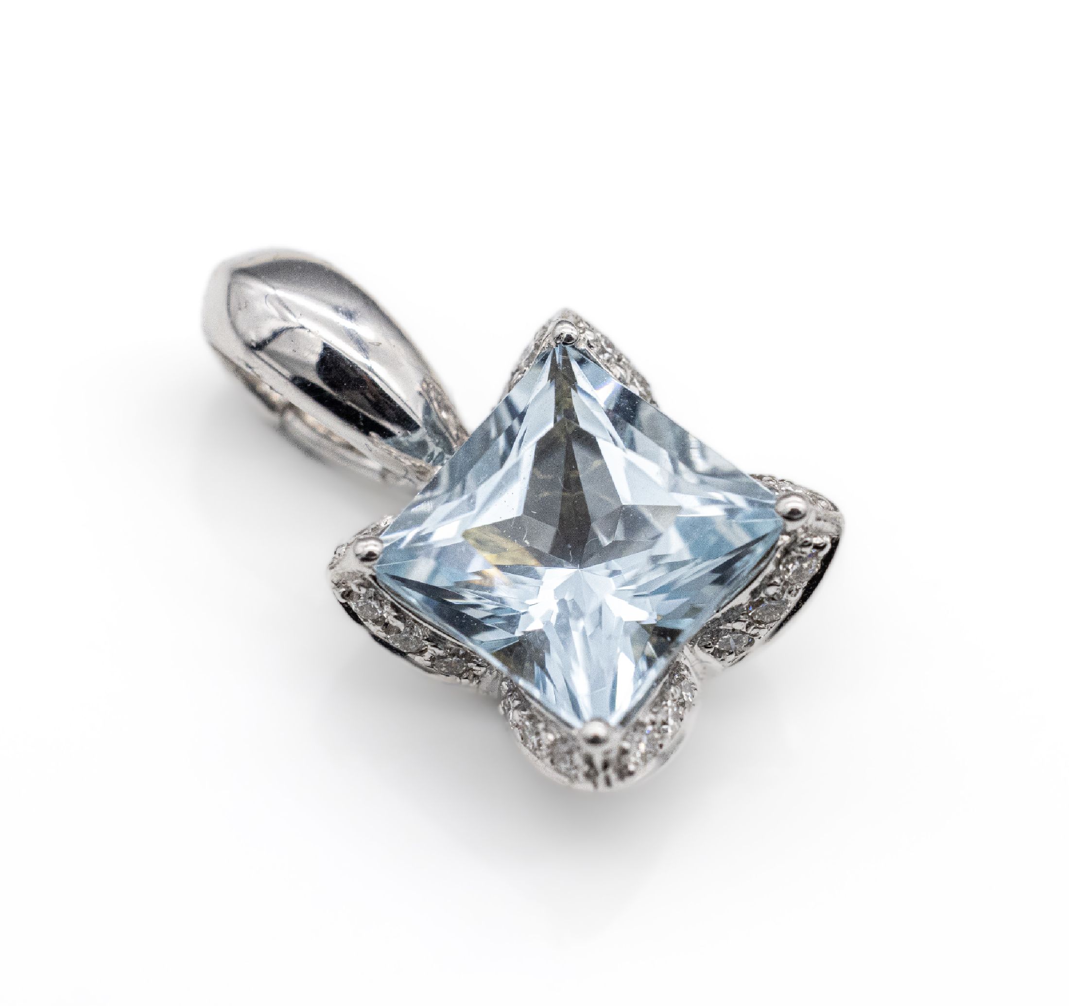 18 kt Gold Aquamarin-Brillant-Anhänger, WG 750/000, mittig Aquamarin Carree ca. 2.19 ct, Brillanten zus. ca. 0.13 ct Weiß/si, hochwertige ...