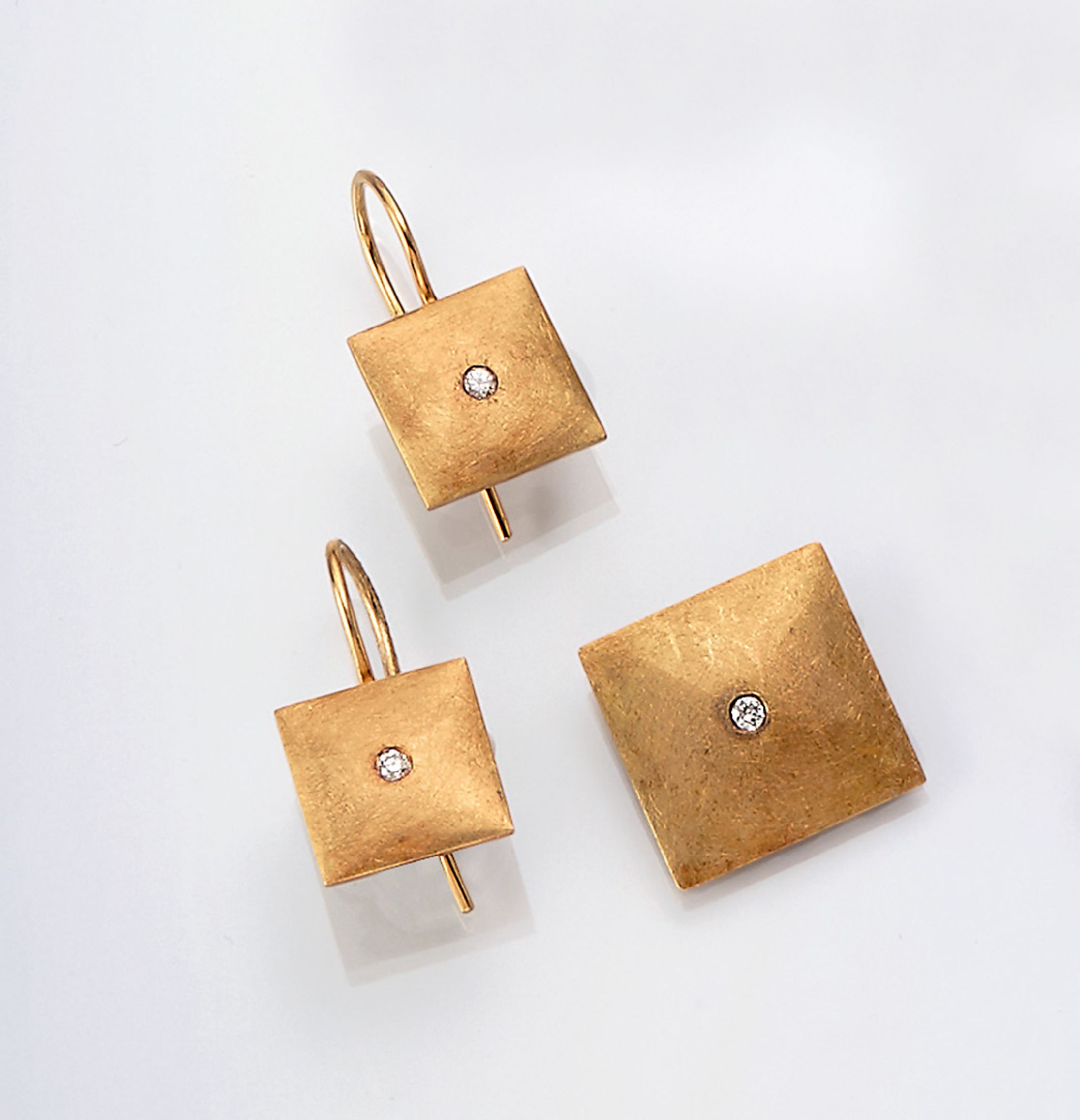 18 kt Gold Brillant-Schmuckset, GG 750/000,best. aus: Paar Ohrgehänge und Anhänger, 3 Brillanten zus. ca. 0,06 ct Weiß/si, mattiert, Handarbeit, ...