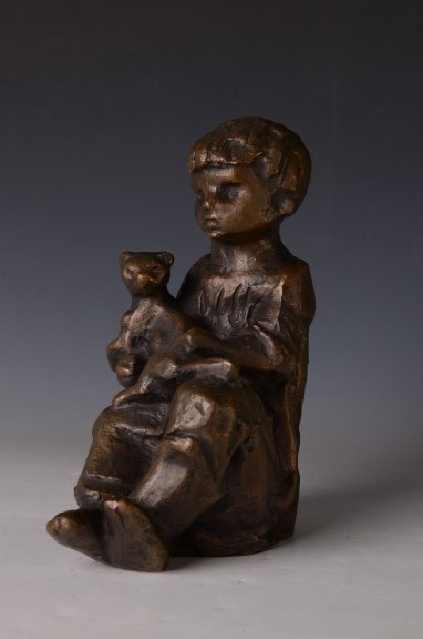 Curt Beckmann, 1901 - 1970, Bronzeskulptur, Mädchen mit Katze, monogrammiert, H. ca 28 cm