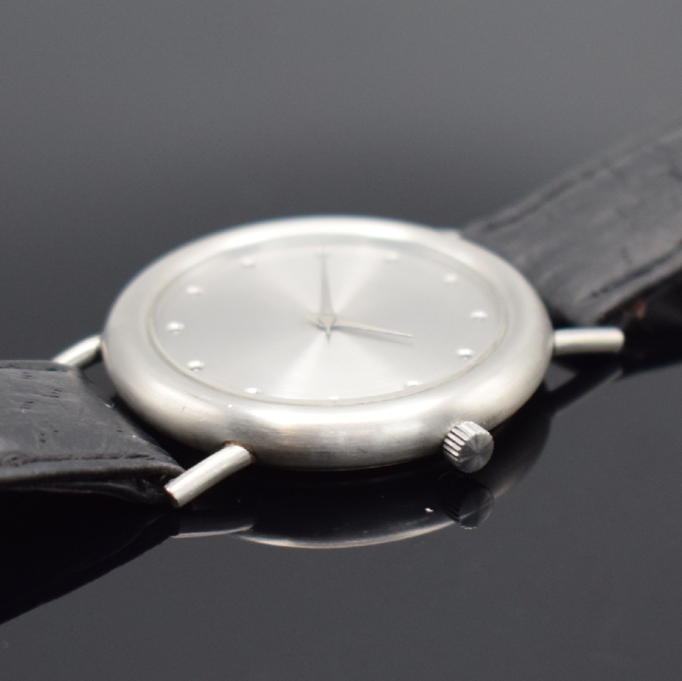 Detail b: LUDGER KÄMPER Platin Armbanduhr, Schweiz um 1990, Handaufzug, beids. verg. Geh., Boden 6- fach verschr., orig. Lederband mit Platin- Dornschließe, ...