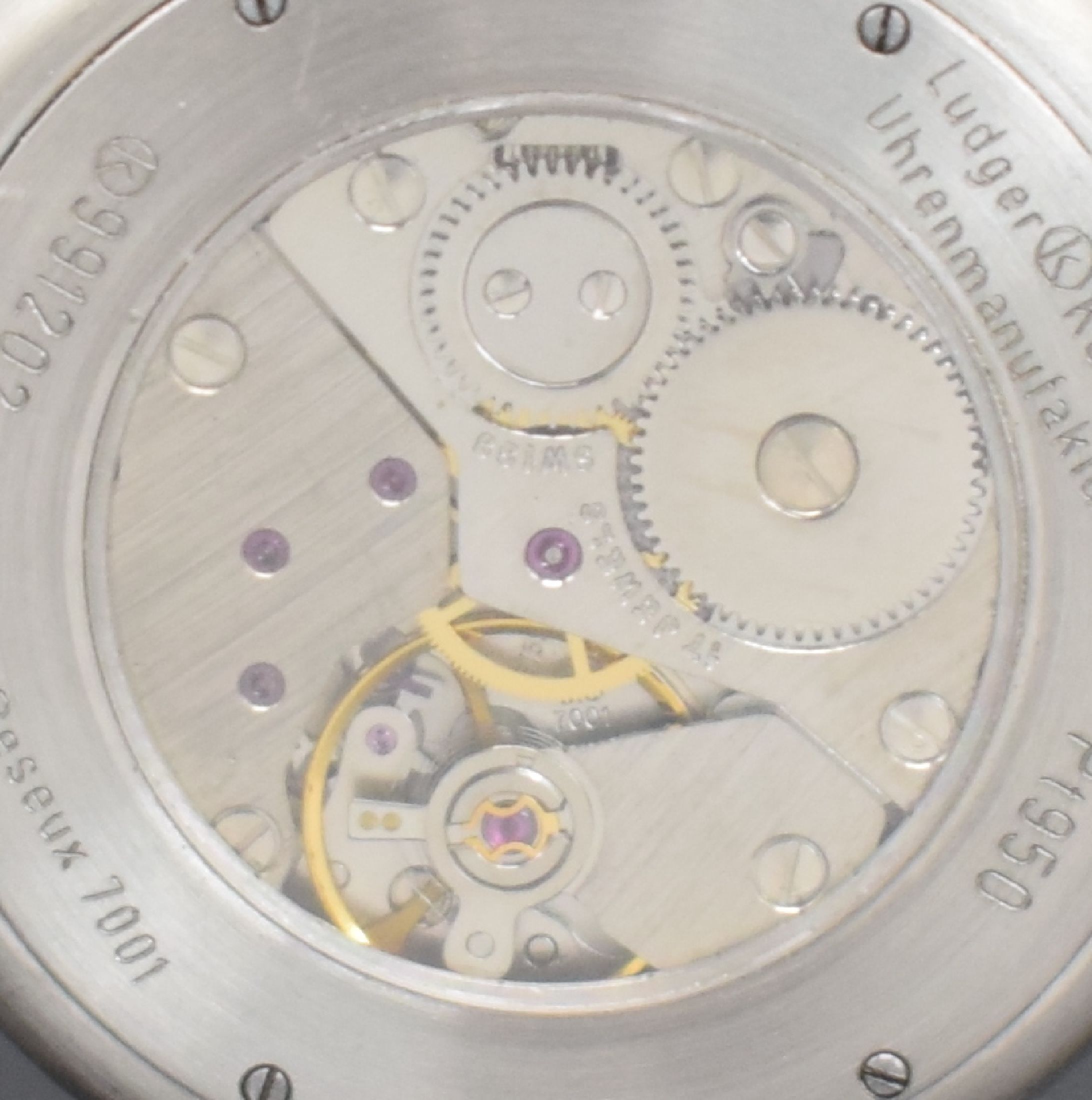 Detail d: LUDGER KÄMPER Platin Armbanduhr, Schweiz um 1990, Handaufzug, beids. verg. Geh., Boden 6- fach verschr., orig. Lederband mit Platin- Dornschließe, ...