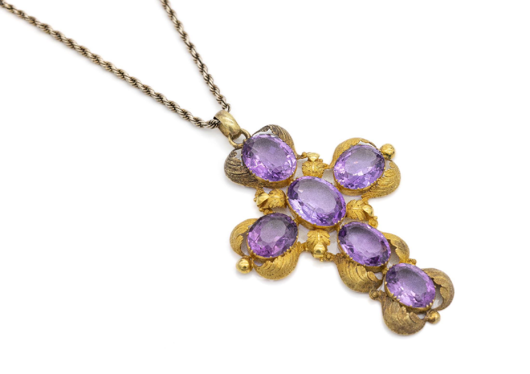 Prunkkreuz Amethyst-Anhänger, Deutschland/ Österreich um 1840/45, Messing fein vergoldet, 6 ovalfacett. Amethyste zus. ca. 48.00 ct mit gutem ...