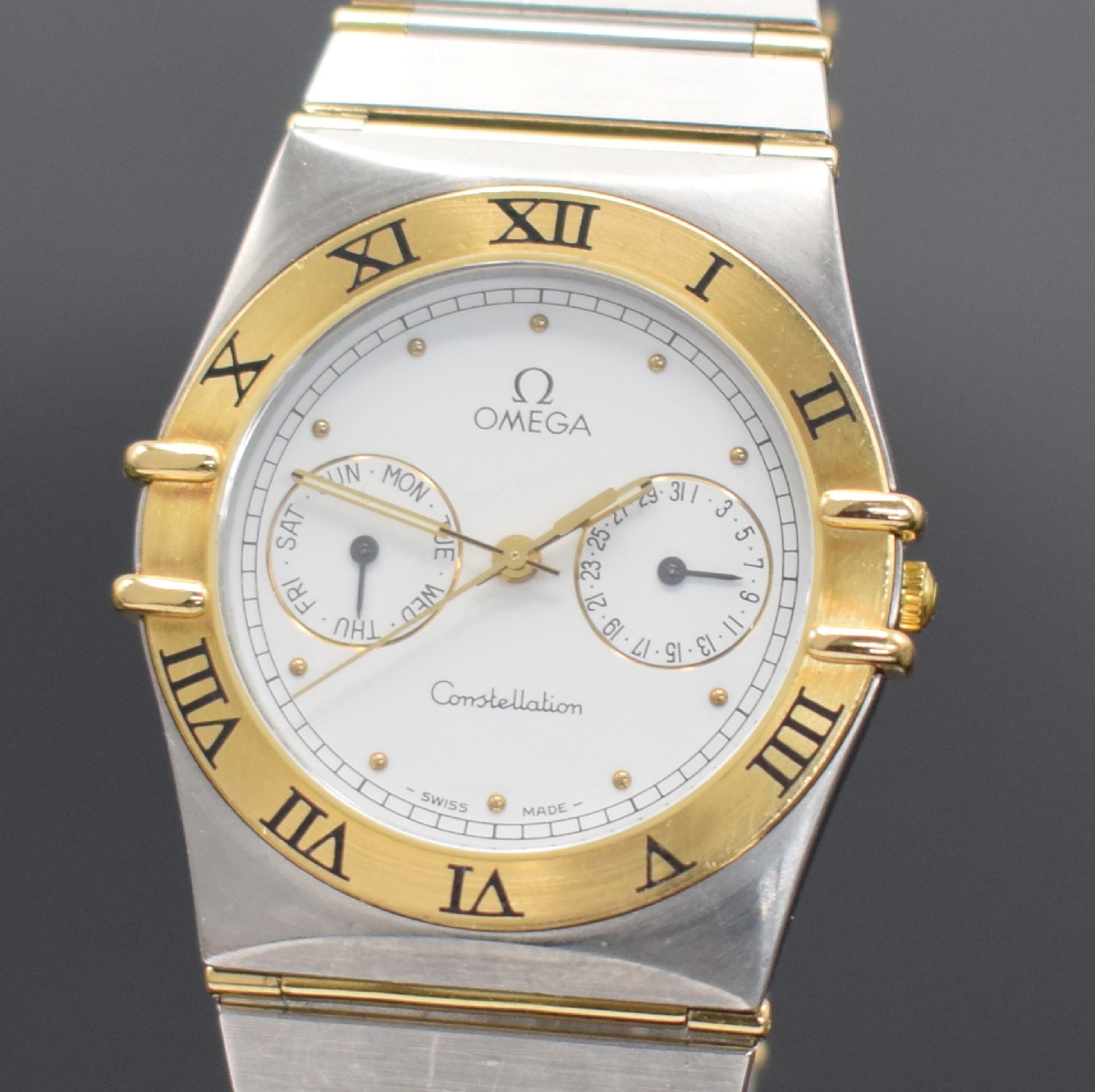 Detail a: OMEGA Constellation Armbanduhr in Stahl/Gold Referenz 3961070, Schweiz um 1990, quartz, gedr. Geh., Goldlünette m. röm. Zahlen, orig. Stahl/Gold ...