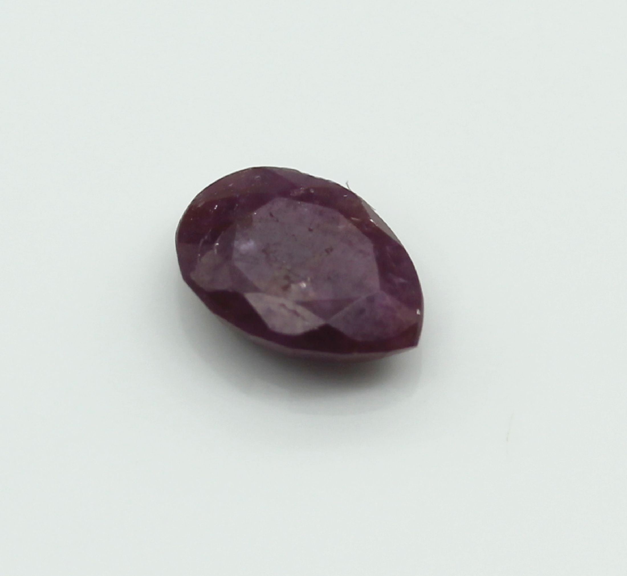 Facett. natürlicher Rubin-Tropfen 2.09 ct, GCI Lab-Expertise, red purple unbehandelt
