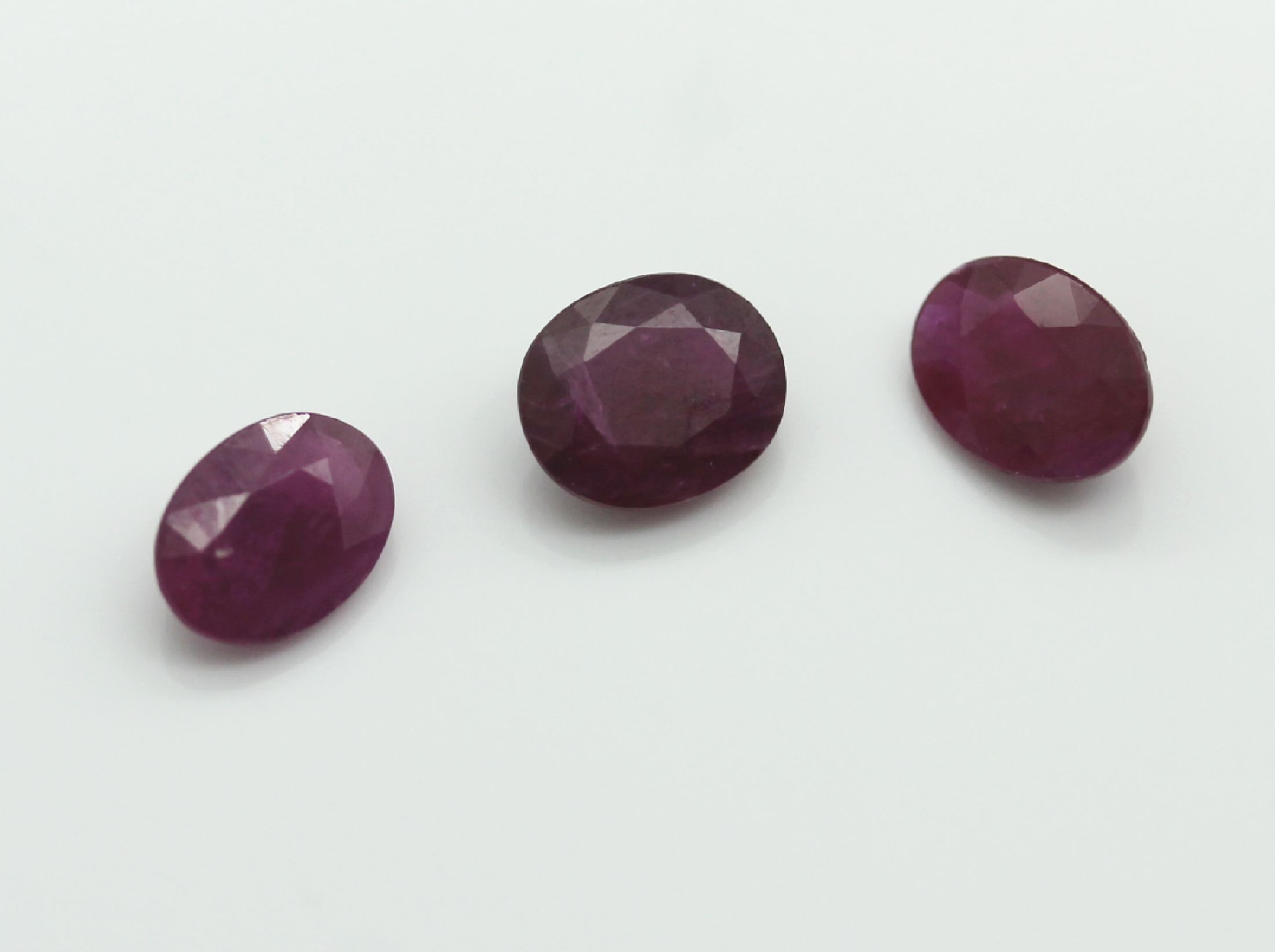 Konvolut 3 ovalfacett. Rubine, 1 x 1.02 ct, beh.; 1 x 1.22 ct, beh.; 1 x 0.93 ct, beh.; alle mit GCi-Lab Expertisen