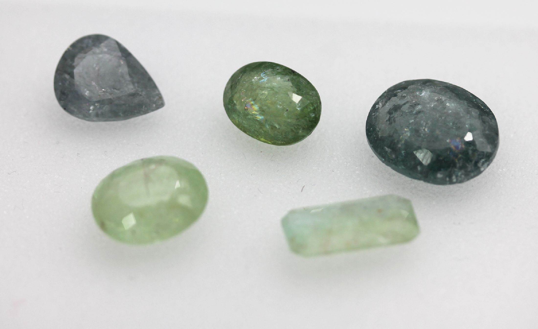 Konvolut 5 Paraiba-Turmaline mit AIG Expertise, 1 x Achteck-Schliff ca. 5.35 ct; 1 x ovalfacett. ca. 6.74 ct; 1 x ovalfacett. ca. 10.86 ct; 1 x ...