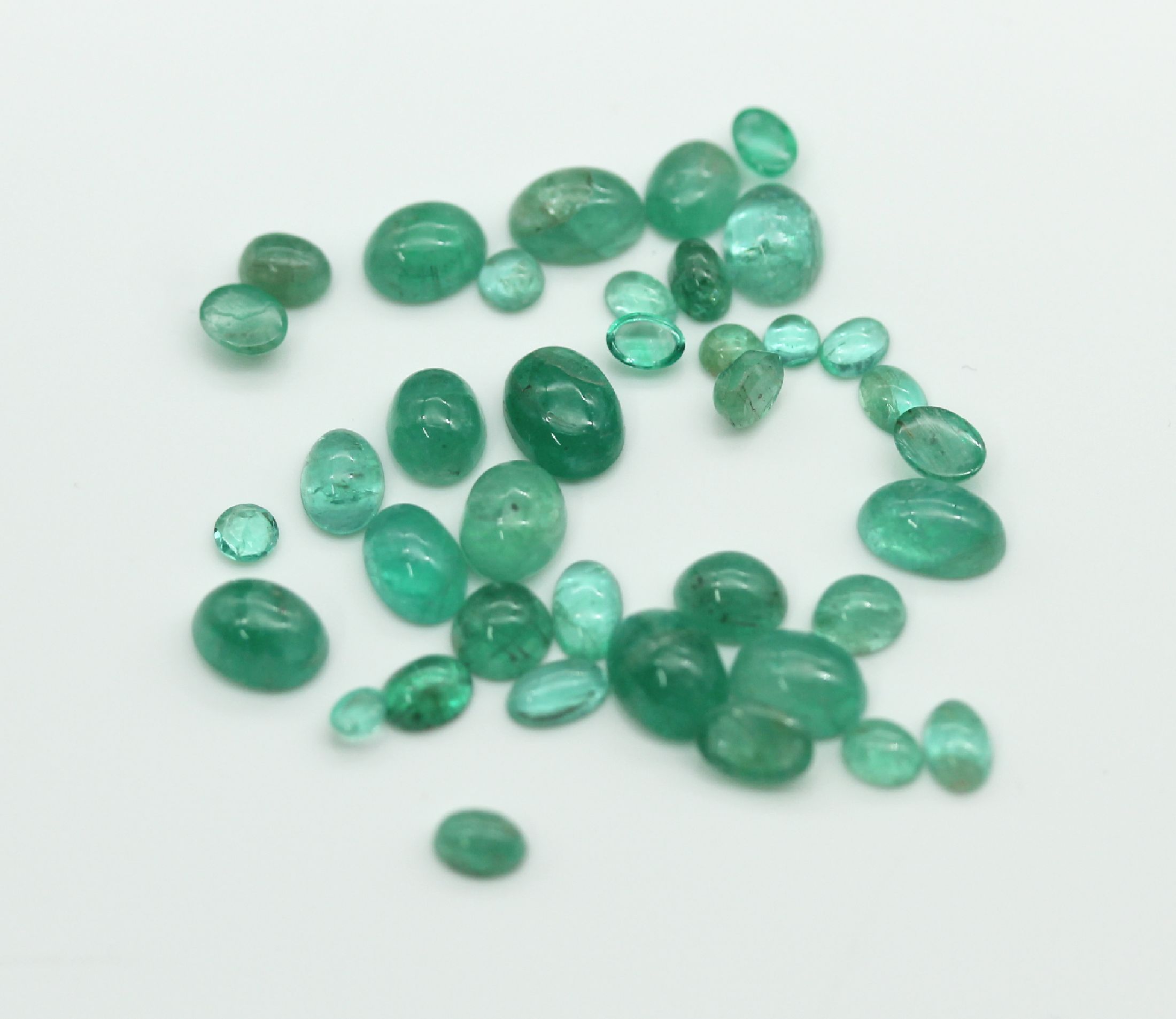Lot lose Smaragde, ca. 15.6 ct, Cabochons in versch. Größen, z. T. Kerben