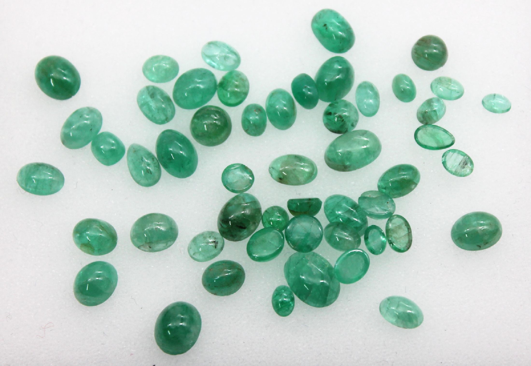 Lot lose Smaragde ca. 27.1 ct, Cabochons in versch. Größen