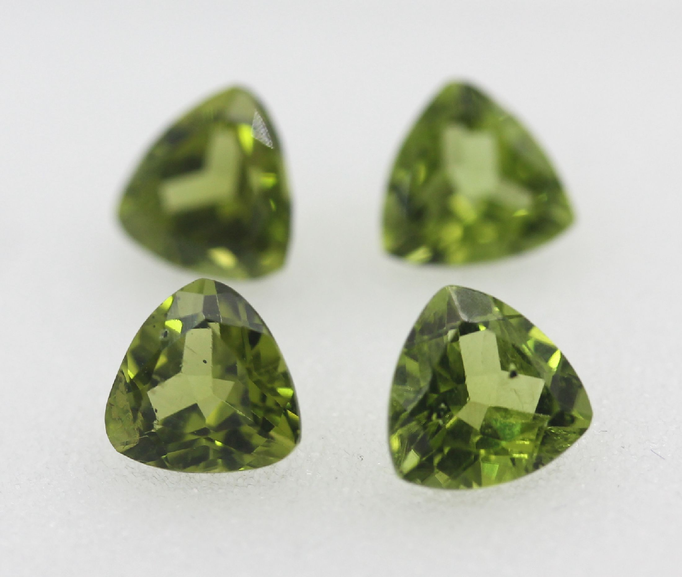 Lot 2 Paar Peridot-Triangeln, zus. ca. 10.5ct