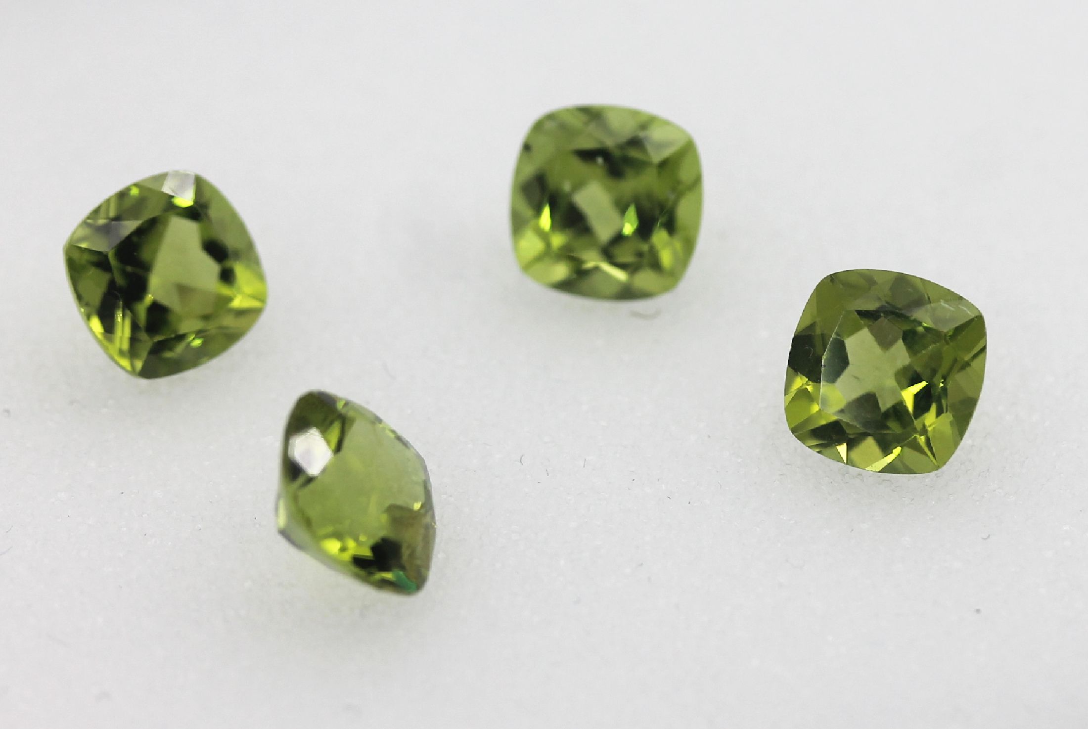 Lot 4 lose Peridots, im Kissenschliff zus. ca. 10.1 ct