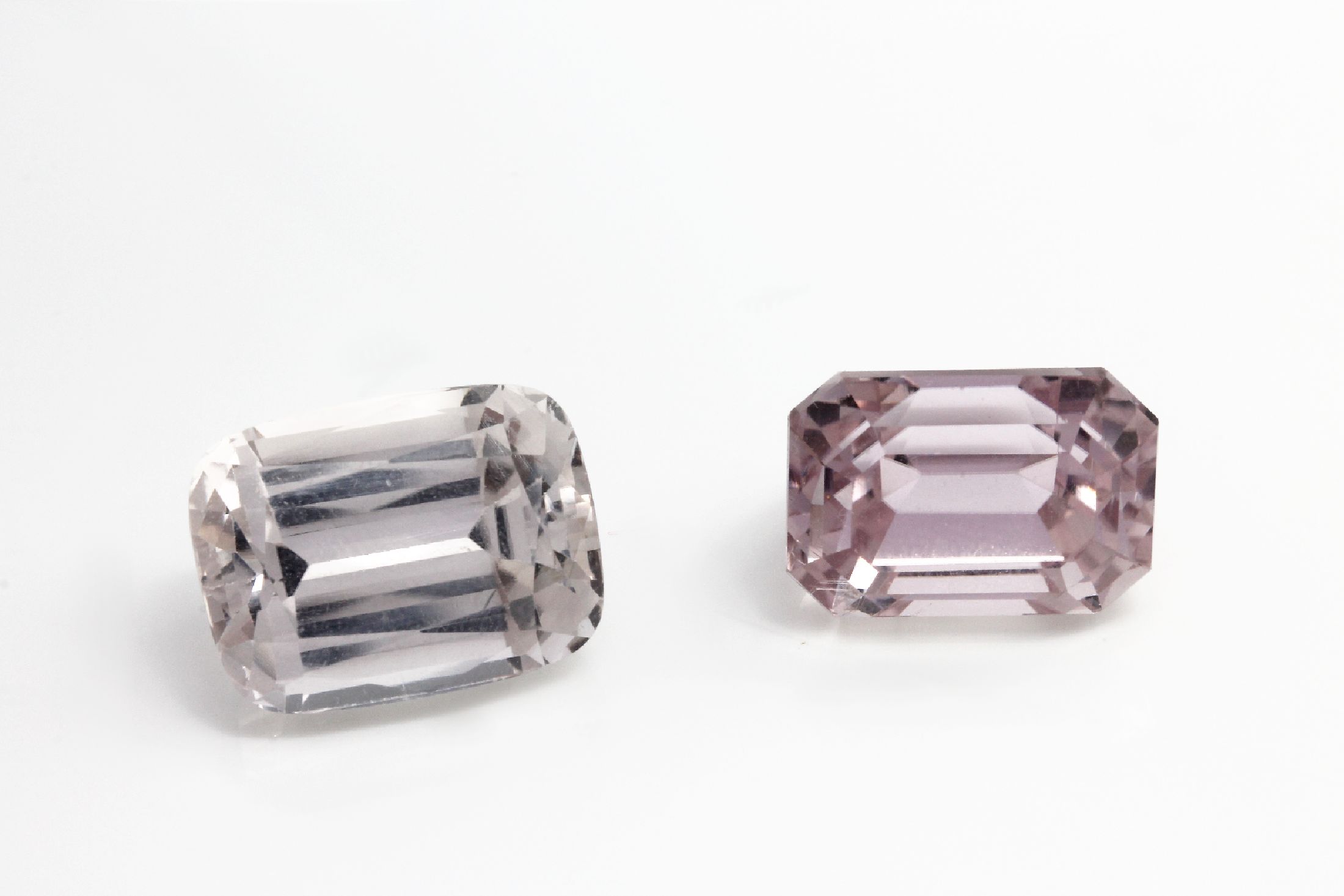 Konvolut 2 rechteckig facett. Kunzite, 1 x ca. 16.6 ct, 1 x ca. 16.2 ct