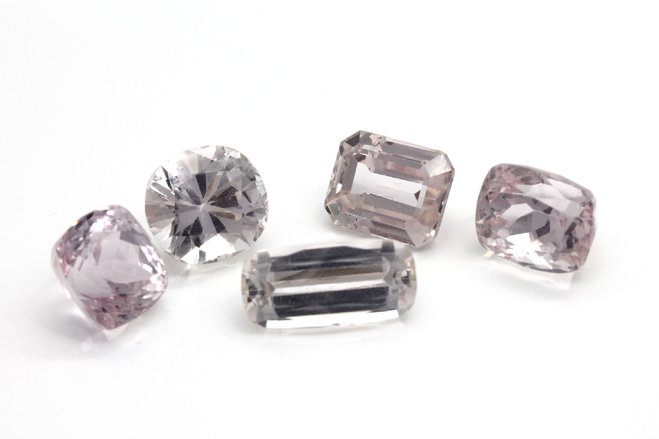 Lot 5 lose Kunzite zus. ca. 32.5 ct, versch. Schliffformen