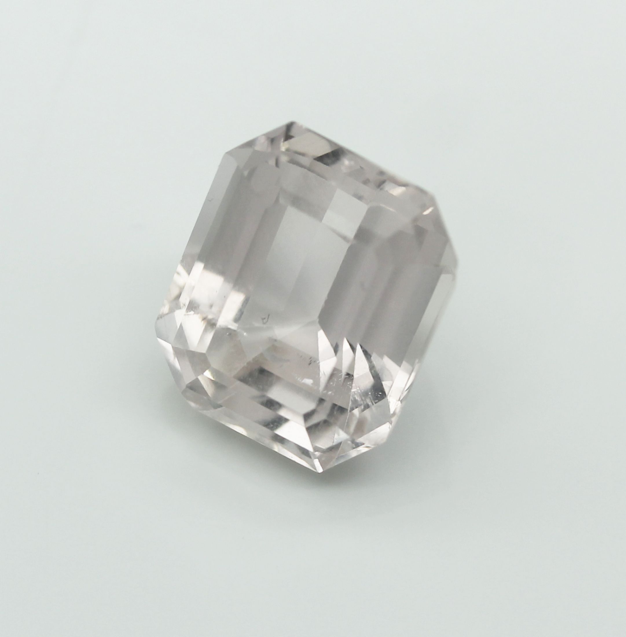 Loser Kunzit, im Emerald Cut ca. 22.2 ct, 