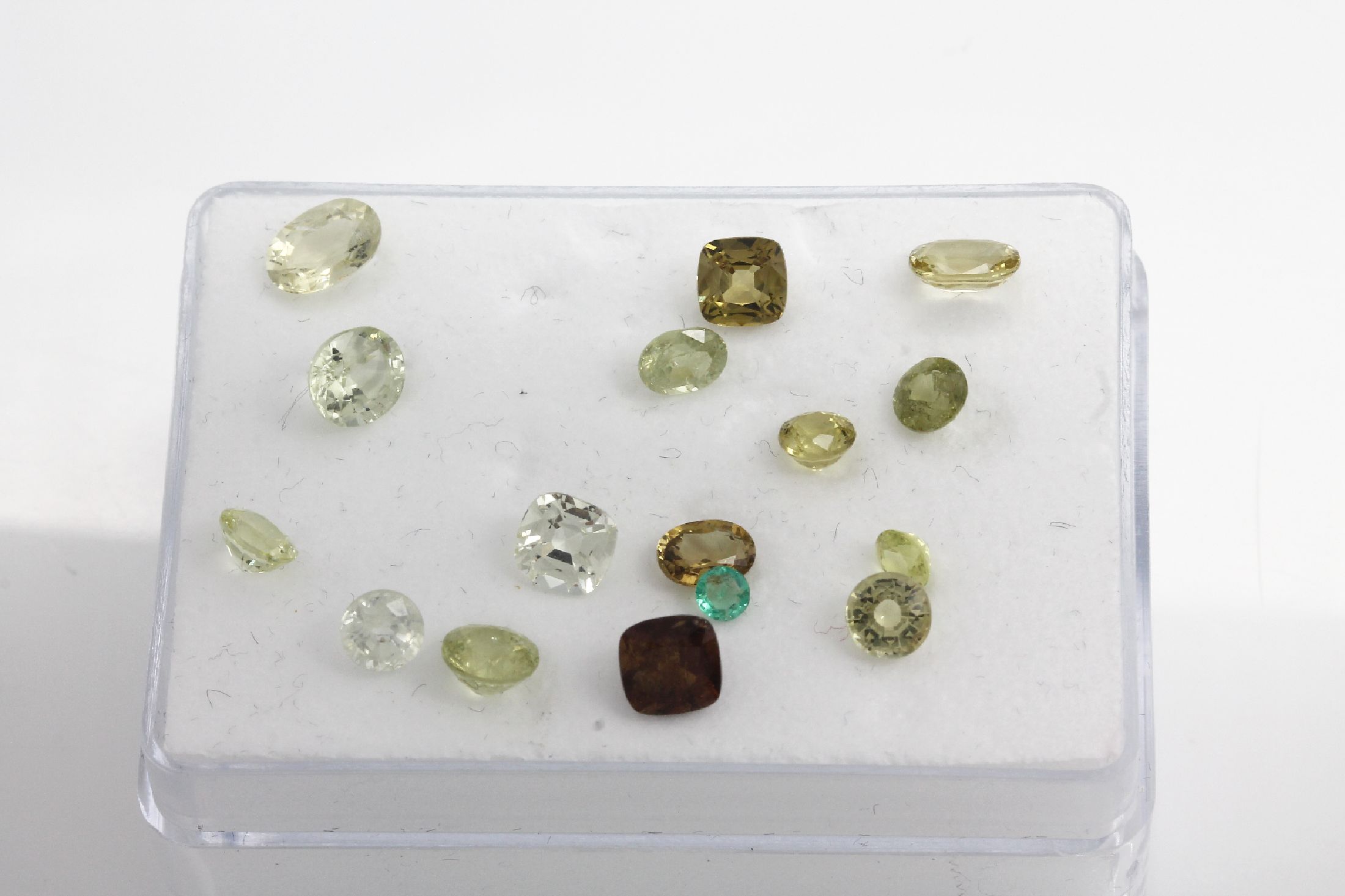 Lot 16 Chrysoberylle, zus. ca. 10.3 ct, versch. Schliffformen
