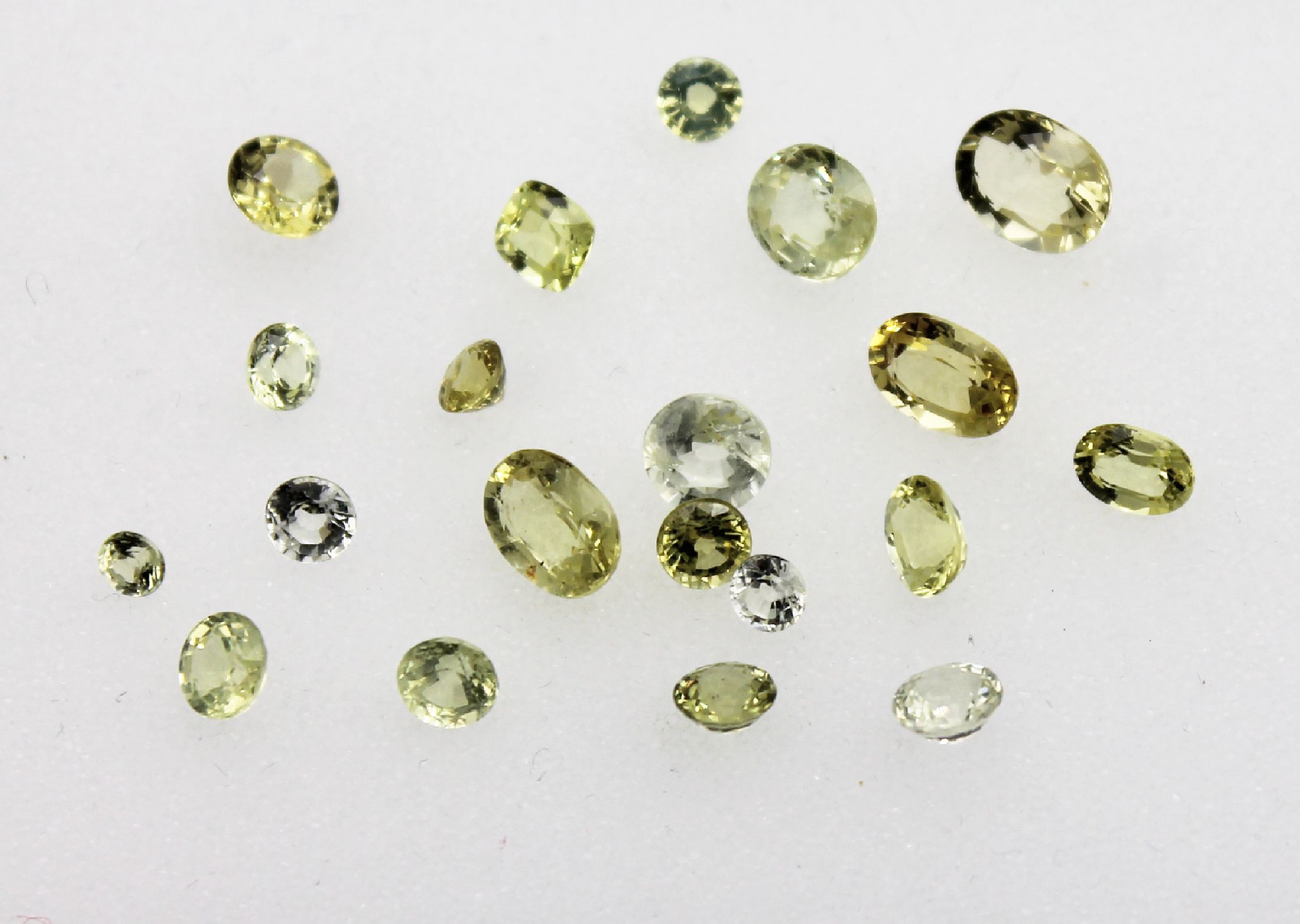 Lot 20 lose Chrysoberylle zus. ca. 11.0 ct, versch. Farben und Schliffformen