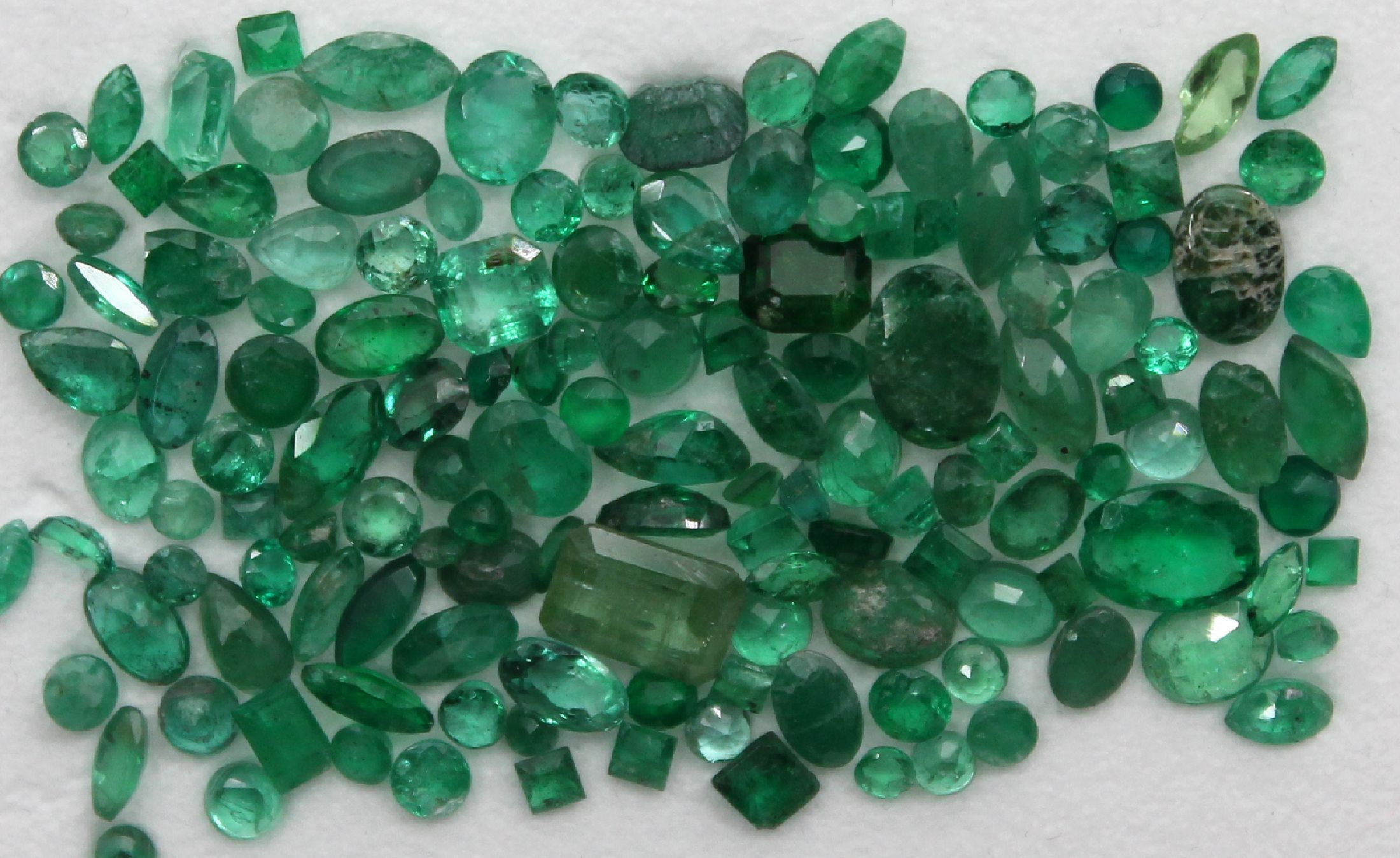 Lot lose Smaragde zus. ca. 20.7 ct, versch. Schliffformen, z. T. besch.