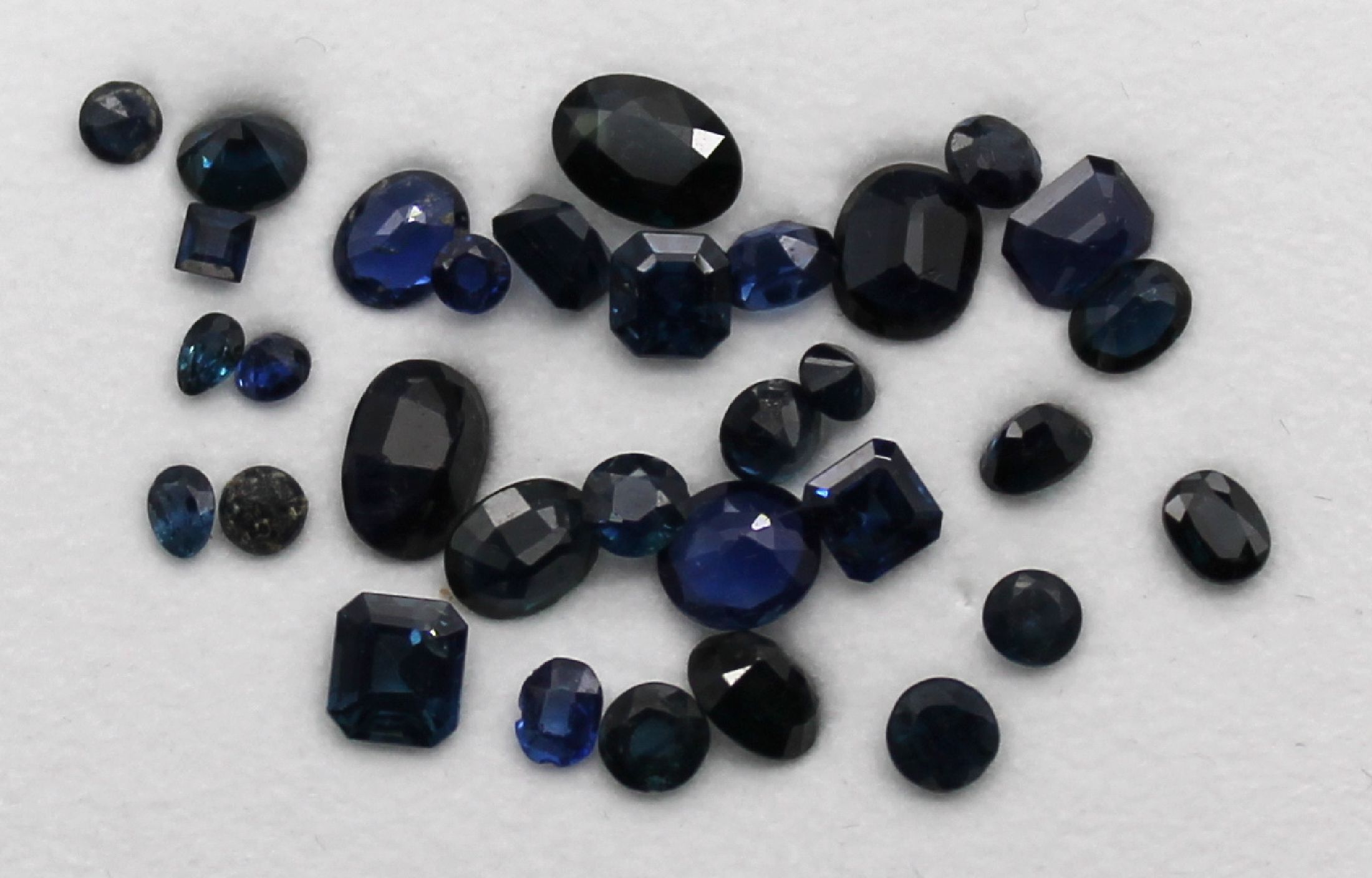 Lot lose Saphire zus. ca. 11.2 ct, versch. Schliffformen, z. T. Ausfassware