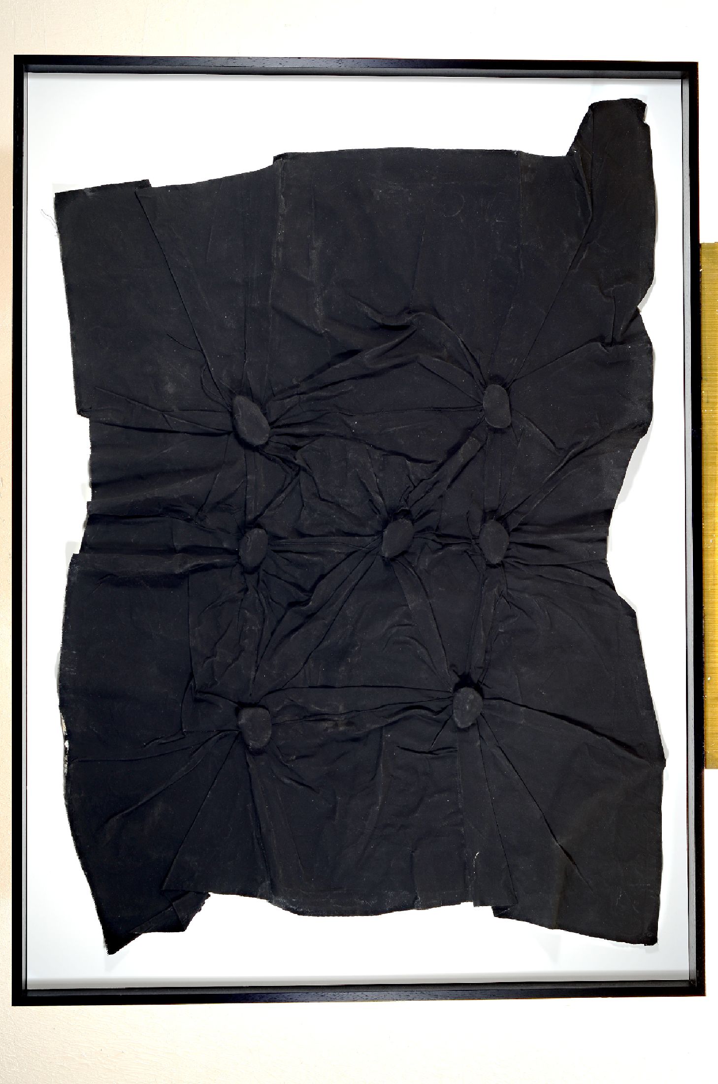 Herbert Zangs, 1924 - 2003, Schwarze Knüpfung, 7 Kieselsteine, 125 x 88 cmAcryl/Kieselsteine/Schnur/Stoff, signiert unten Mitte, sehr guter Zustand, ...