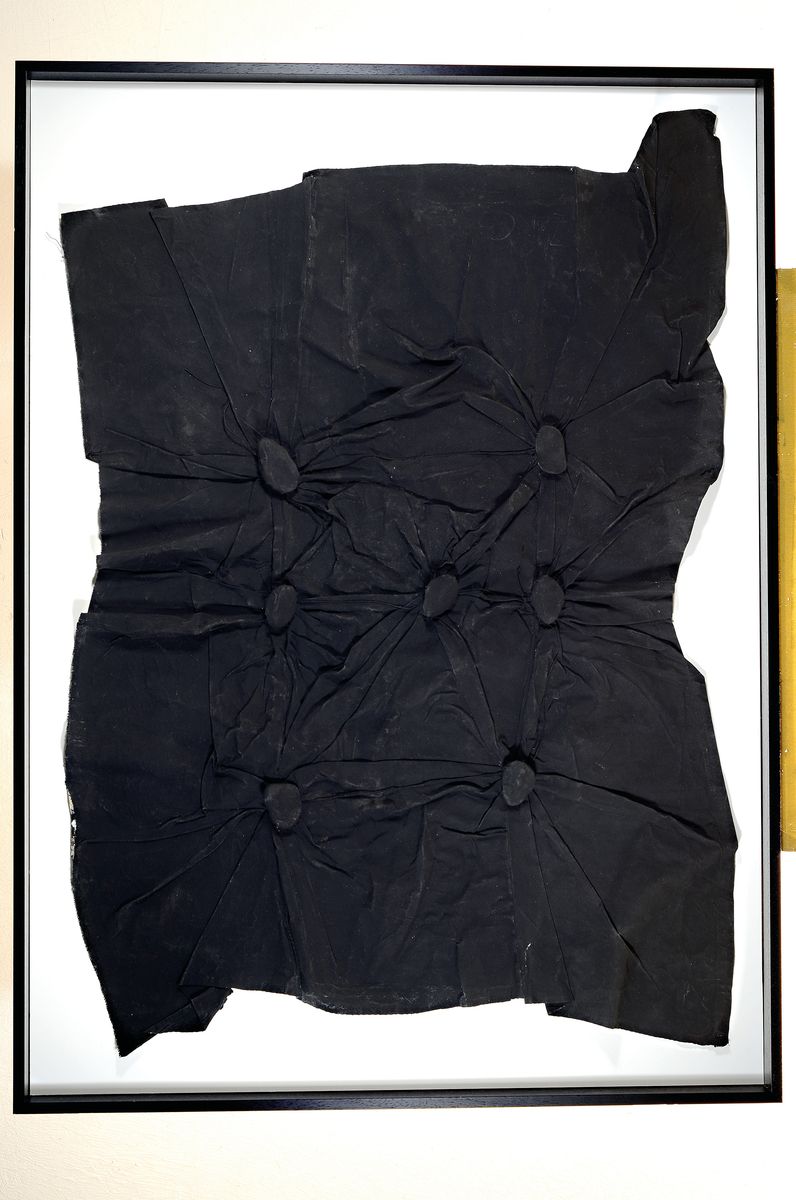 Detail k: Herbert Zangs, 1924 - 2003, Schwarze Knüpfung, 7 Kieselsteine, 125 x 88 cmAcryl/Kieselsteine/Schnur/Stoff, signiert unten Mitte, sehr guter Zustand, ...