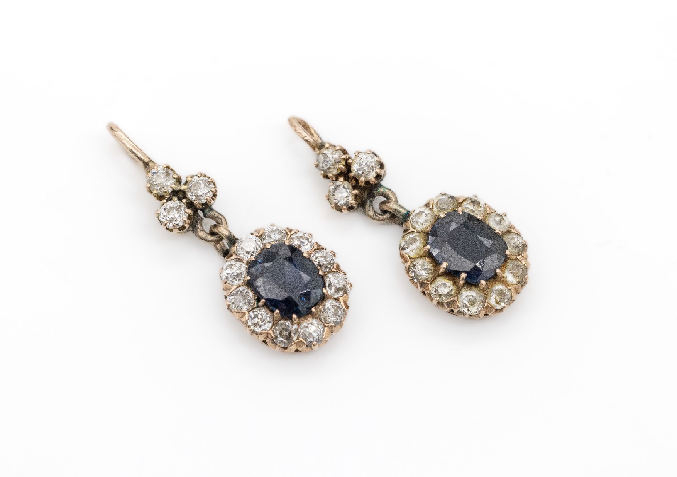 Paar 14 kt Gold Saphir-Diamant-Anhänger, um 1920/30, GG 585/000, wohl ursprünglich Ohreinhänger, je mit einem ovalfacett. Saphir zus. ca. 2.0 ct ...