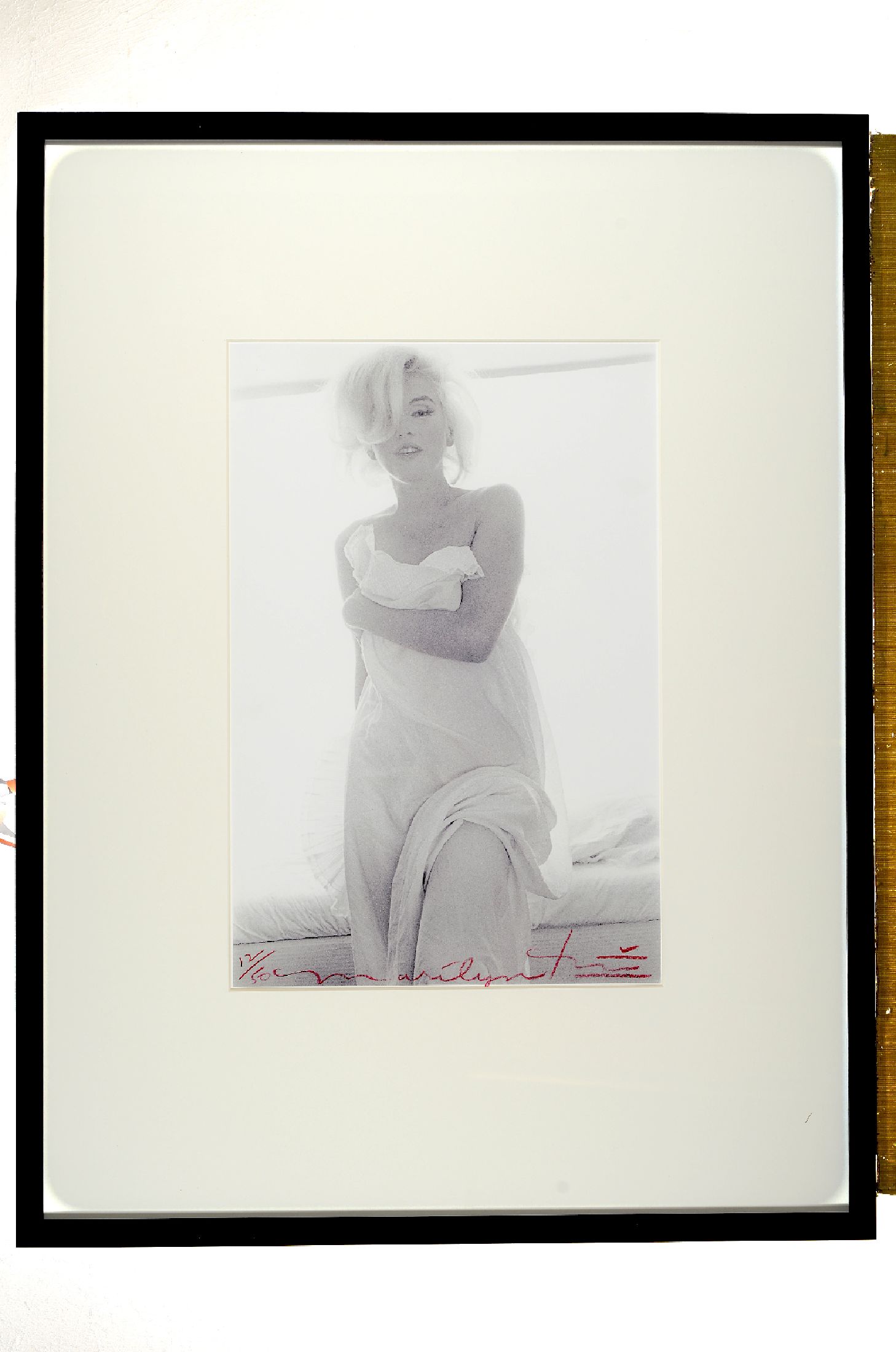 Bert Stern, 1929 - 2013, Fotografie auf dickem, matten Fotopapier," Marilyn In Toga" ,num. 12/50, auf der Rückseite hat Bert Stern ...