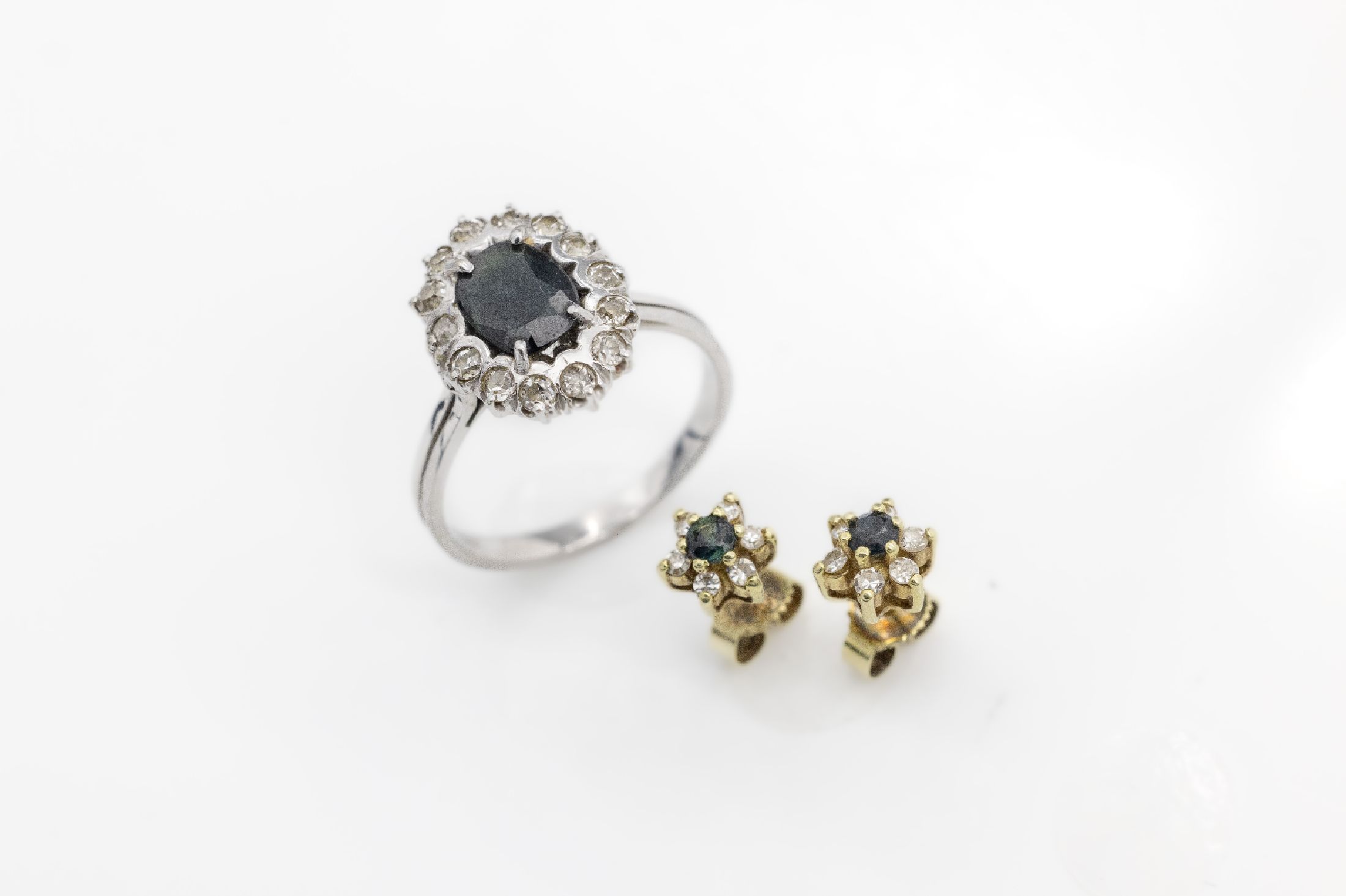 14 kt Gold Saphir-Diamant-Konvolut, GG/WG 585/000, best. aus: Paar Ohrstecker GG je mit einem rundfacett. Saphir zus. ca. 0.10 ct umgeben von je 6 ...