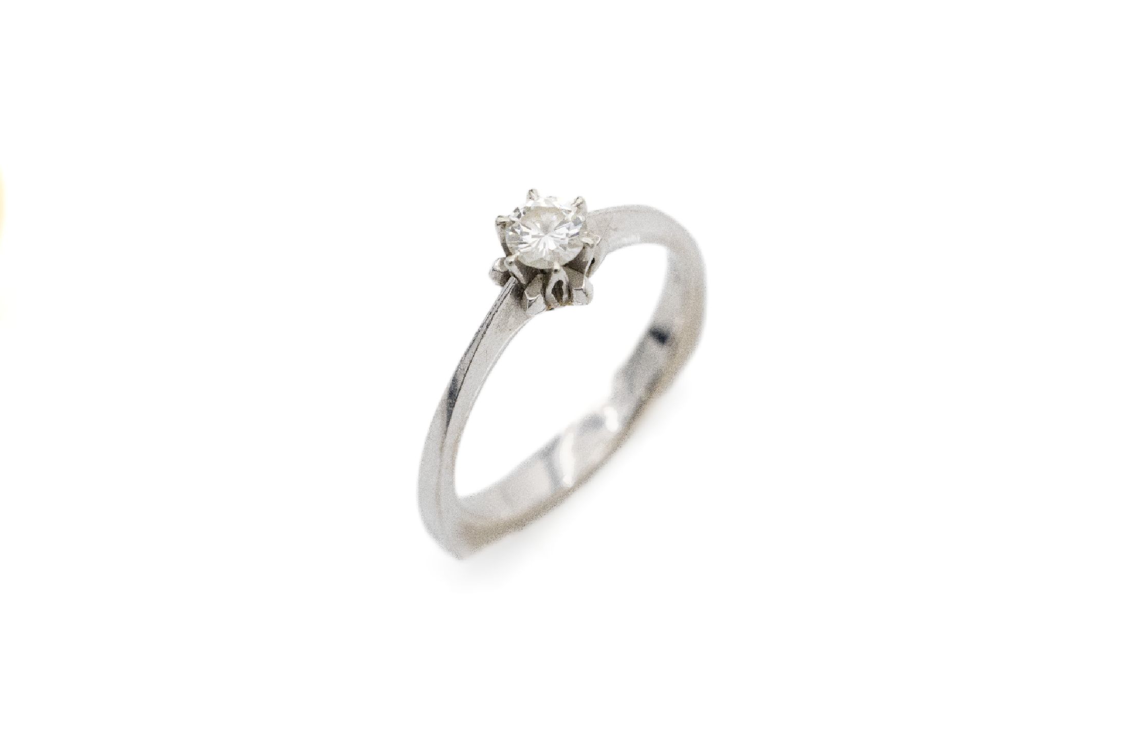18 kt Gold Brillant-Ring, WG 750/000, Brillant ca. 0.25 ct Weiß/si, RW 56, ca. 4.0 g