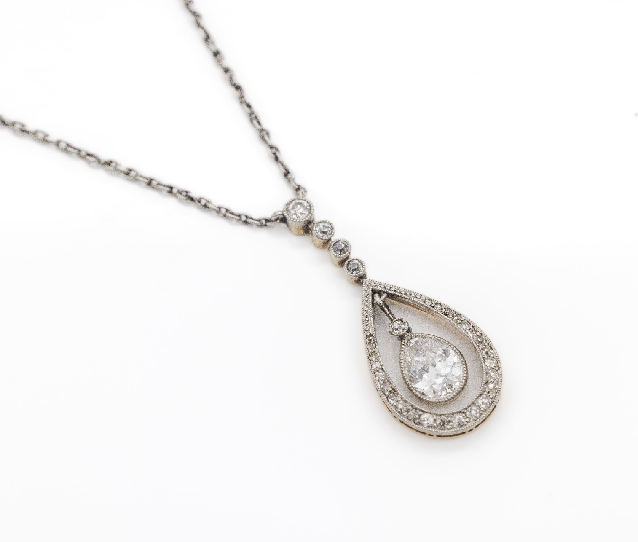 14 kt Gold Diamant-Jugendstilcollier, WG 585/000 gepr., beweglicher Diamanttropfen ca. 0.50 ct Weiß/si, 28 weitere Altschliffdiamanten zus. ca. ...