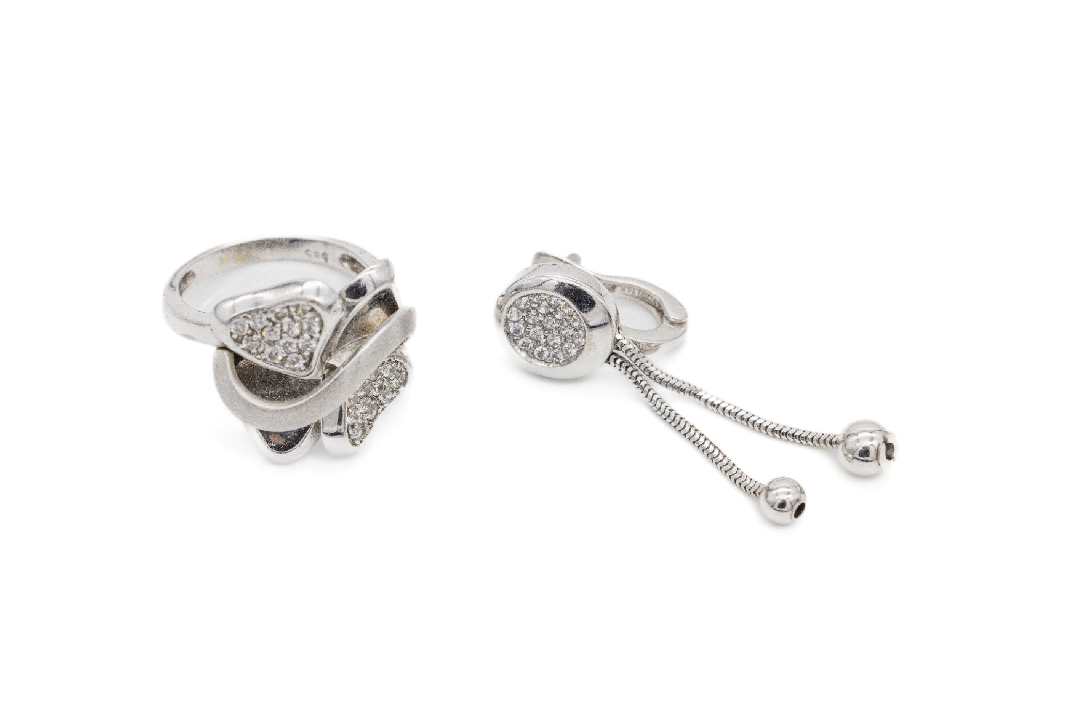 14 kt Gold Schmuckset, WG 585/000, Similisteinbesatz, Ring, RW 56, und einzelner Ohrstecker, L. ca. 4 cm, ca. 11.8 g