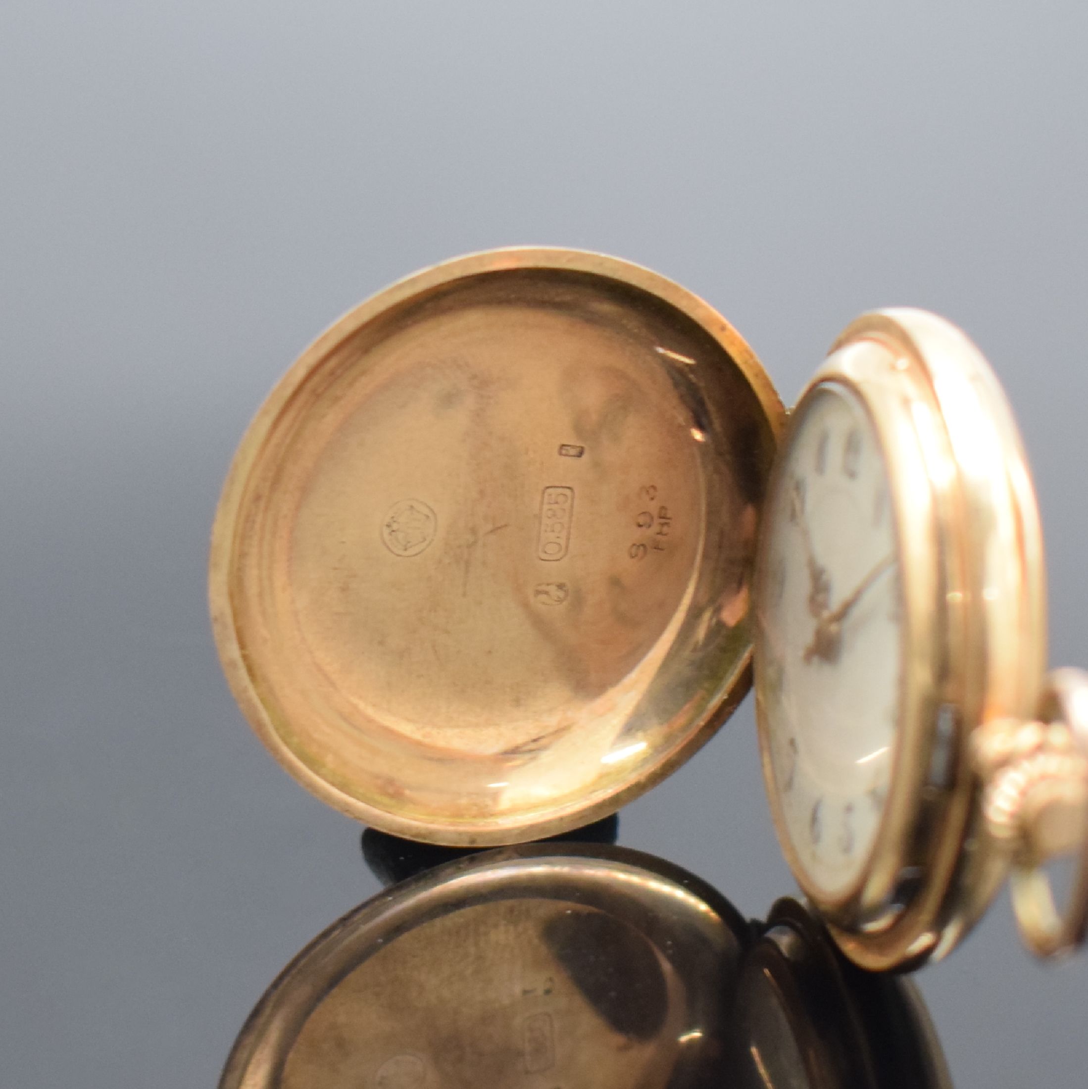 Detail a: Damensavonette in GG 585/000, Schweiz um 1900, 2-Deckel Goldgeh., verg. Cuv., Sprungdeckel m. Schmuckmonogramm GR, Emailzifferbl. m. arab. Std. & ...